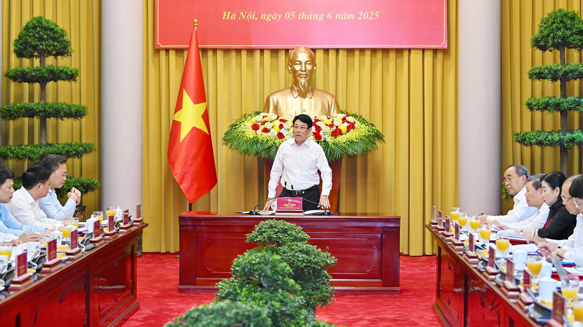 [Foto] Presidente vietnamita trabaja con Comités partidistas de Hung Yen y Thai Binh sobre supervisión de implementación de Resolución del XI Pleno del PCV del XIII mandato