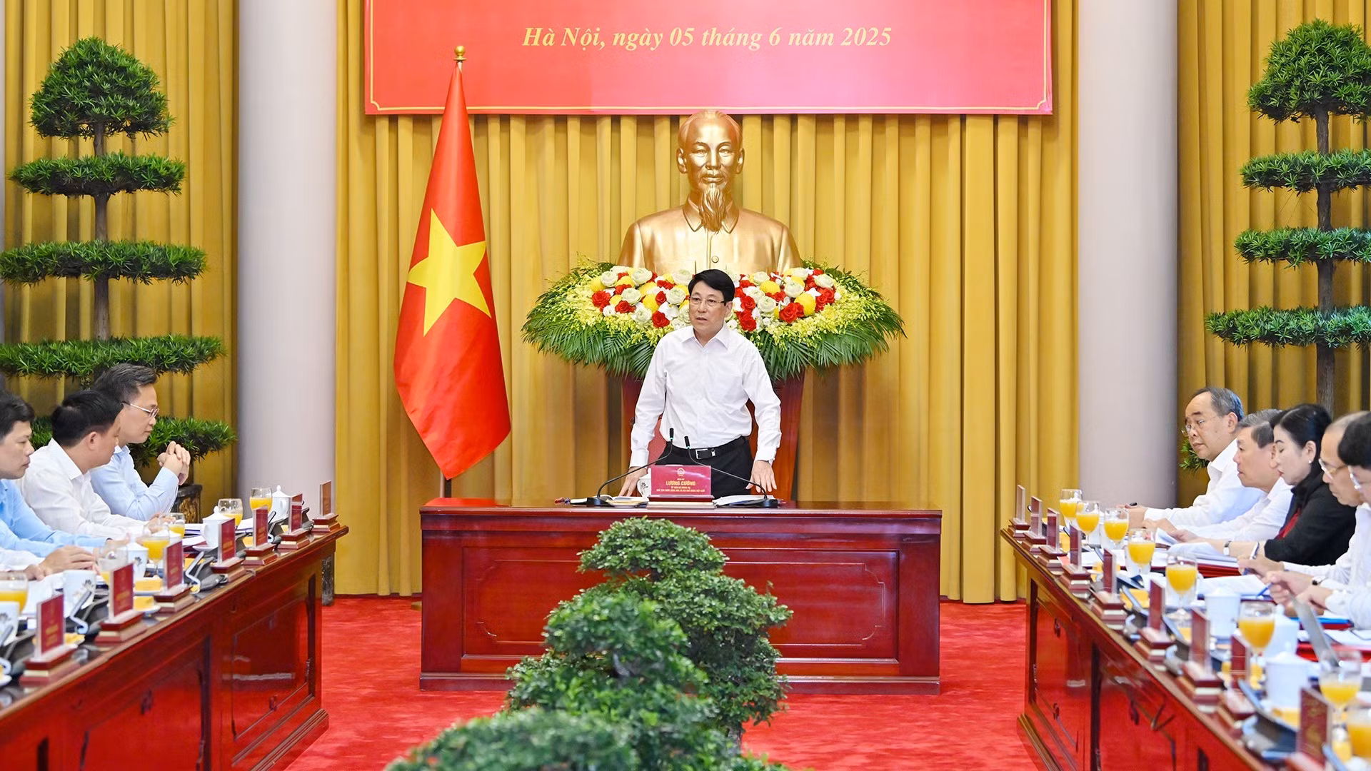 [Foto] Presidente vietnamita trabaja con Comités partidistas de Hung Yen y Thai Binh sobre supervisión de implementación de Resolución del XI Pleno del PCV del XIII mandato