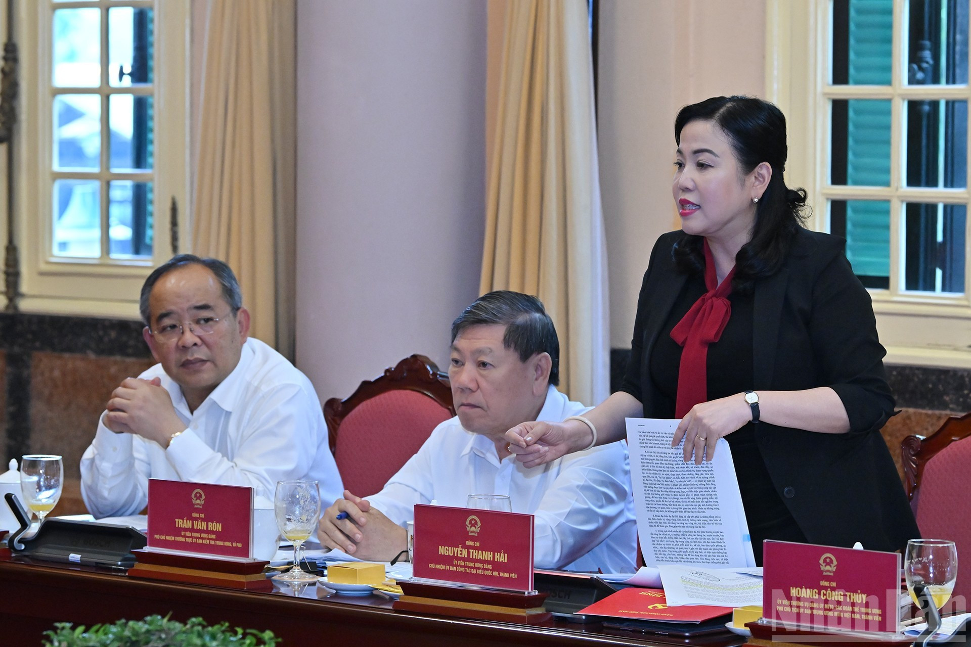 Nguyen Thanh Hai, jefa de la Comisión de Trabajo de Diputados de la Asamblea Nacional, interviene en la reunión. Nguyen Thanh Hai, jefa de la Comisión de Trabajo de Diputados de la Asamblea Nacional, interviene en la reunión.