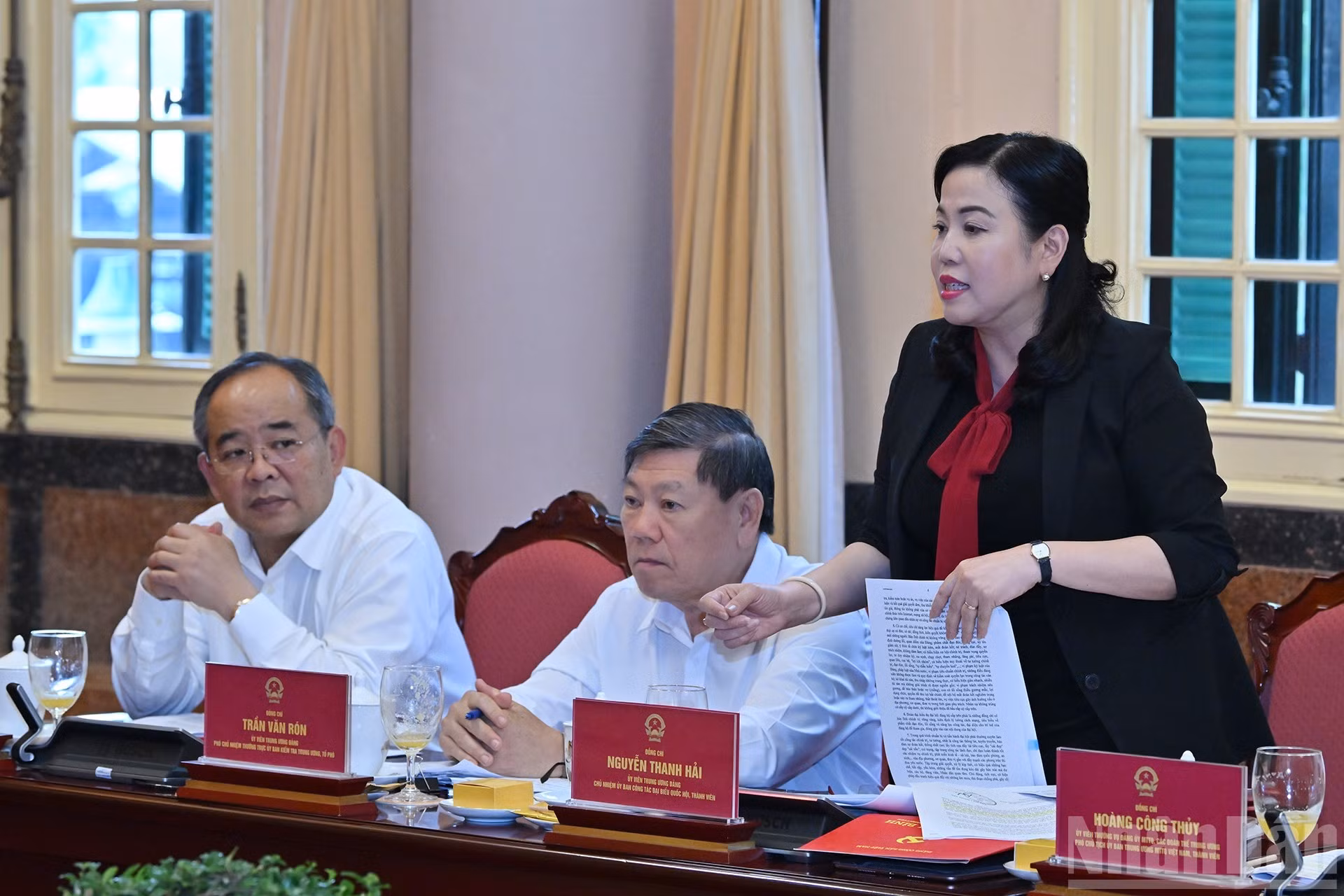 Nguyen Thanh Hai, jefa de la Comisión de Trabajo de Diputados de la Asamblea Nacional, interviene en la reunión.