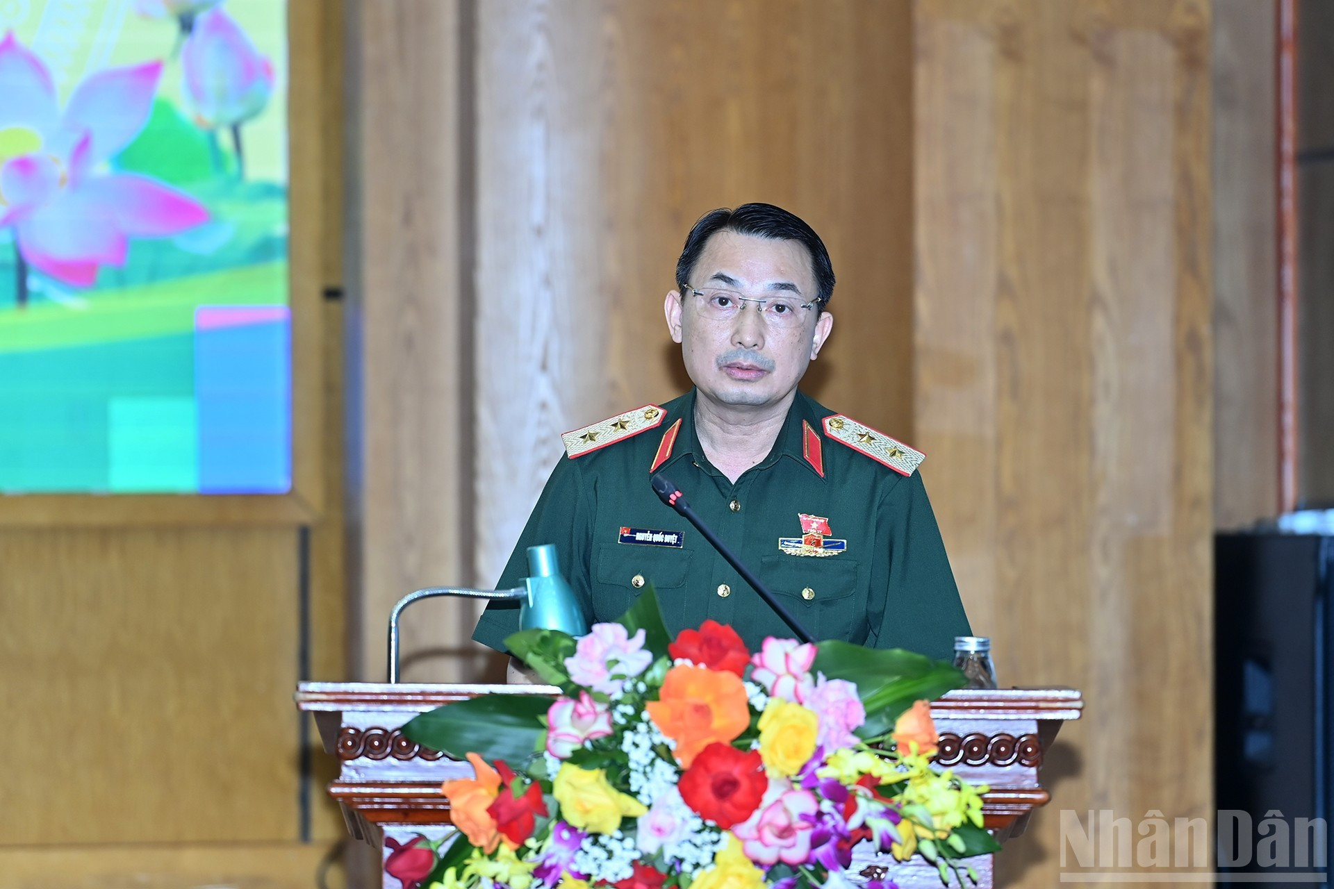 El diputado Nguyen Quoc Duyet presenta un informe en la reunión. El diputado Nguyen Quoc Duyet presenta un informe en la reunión.