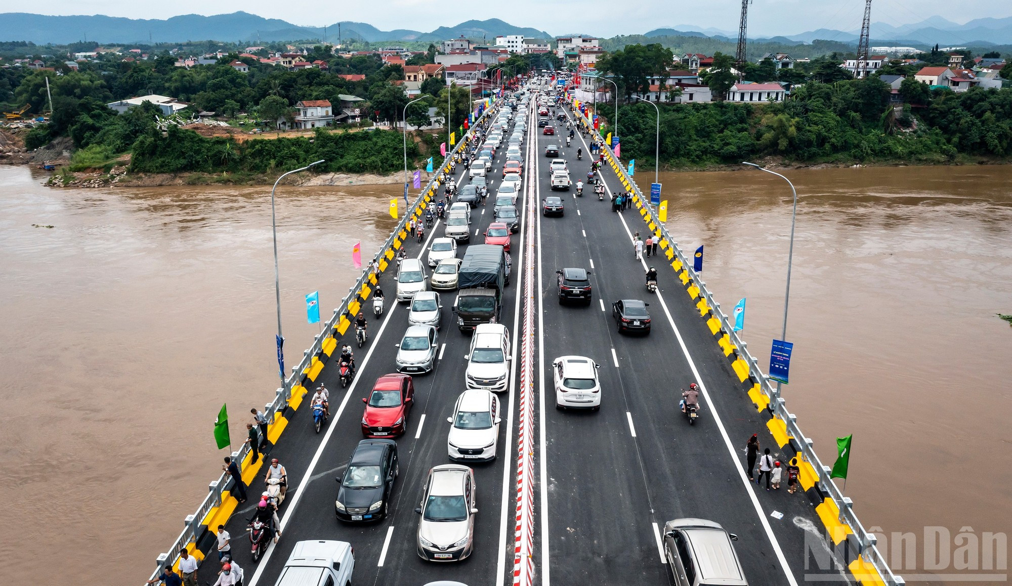 La nueva apariencia del puente de Phong Chau. La nueva apariencia del puente de Phong Chau.