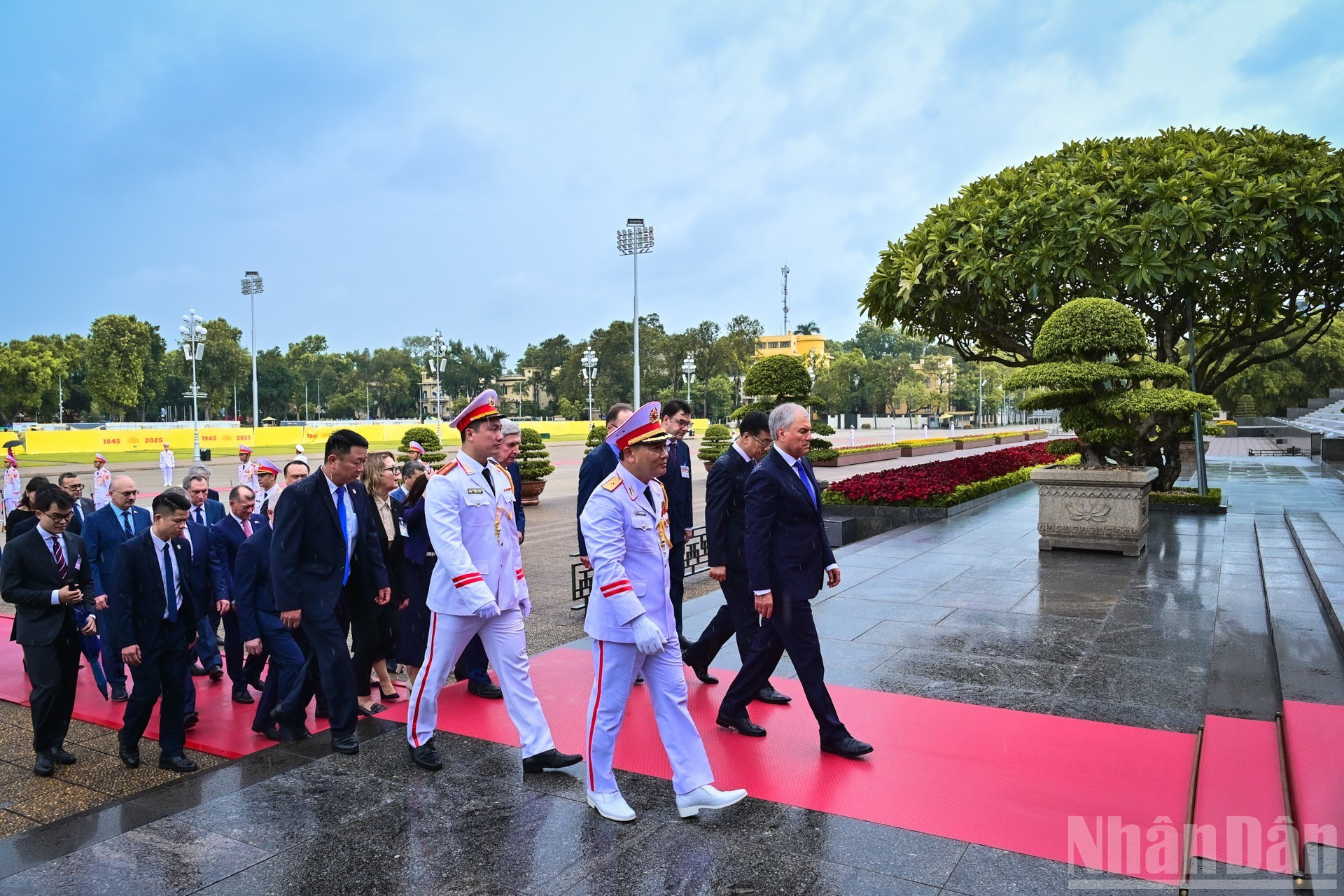 Vyacheslav Volodin y los delegados rusos entran en el Mausoleo para rendir homenaje al Presidente Ho Chi Minh. Vyacheslav Volodin y los delegados rusos entran en el Mausoleo para rendir homenaje al Presidente Ho Chi Minh.