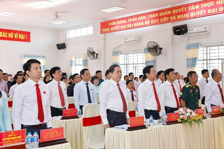 El presidente de la ANV y los delegados realizan el acto de izamiento de la bandera. (Foto: VNA)