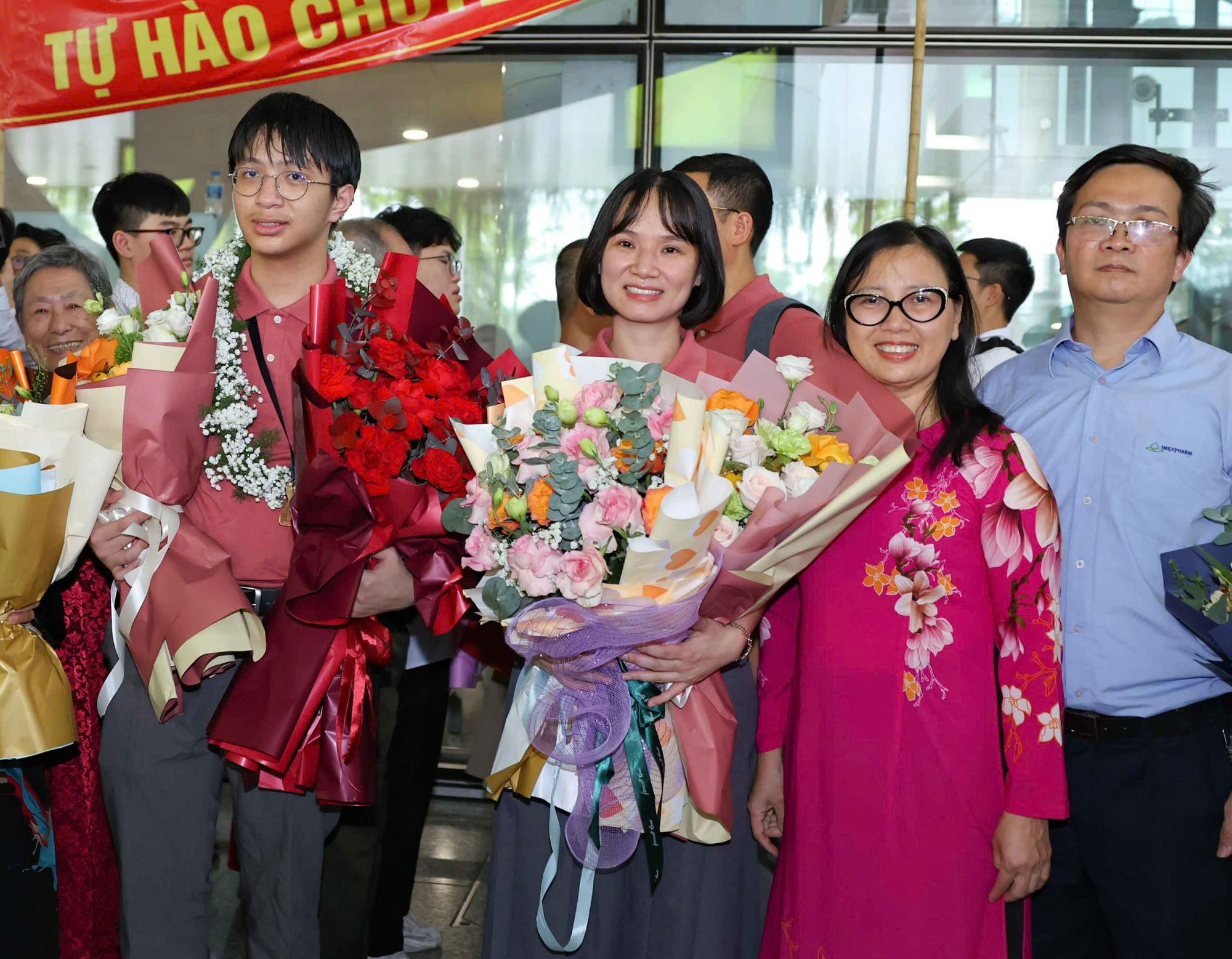 La profesora Nguyen Thi Thu Ha (segunda desde la izquierda) y Nguyen Manh Tuan (izquierda en la imagen).