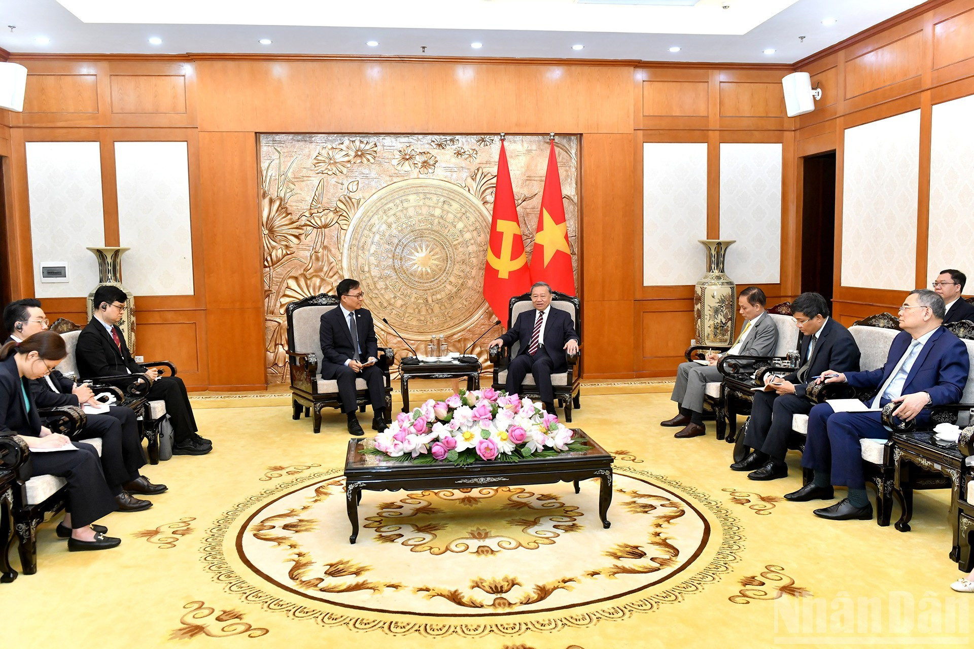 To Lam mantiene un encuentro con el embajador surcoreano Choi Young Sam.