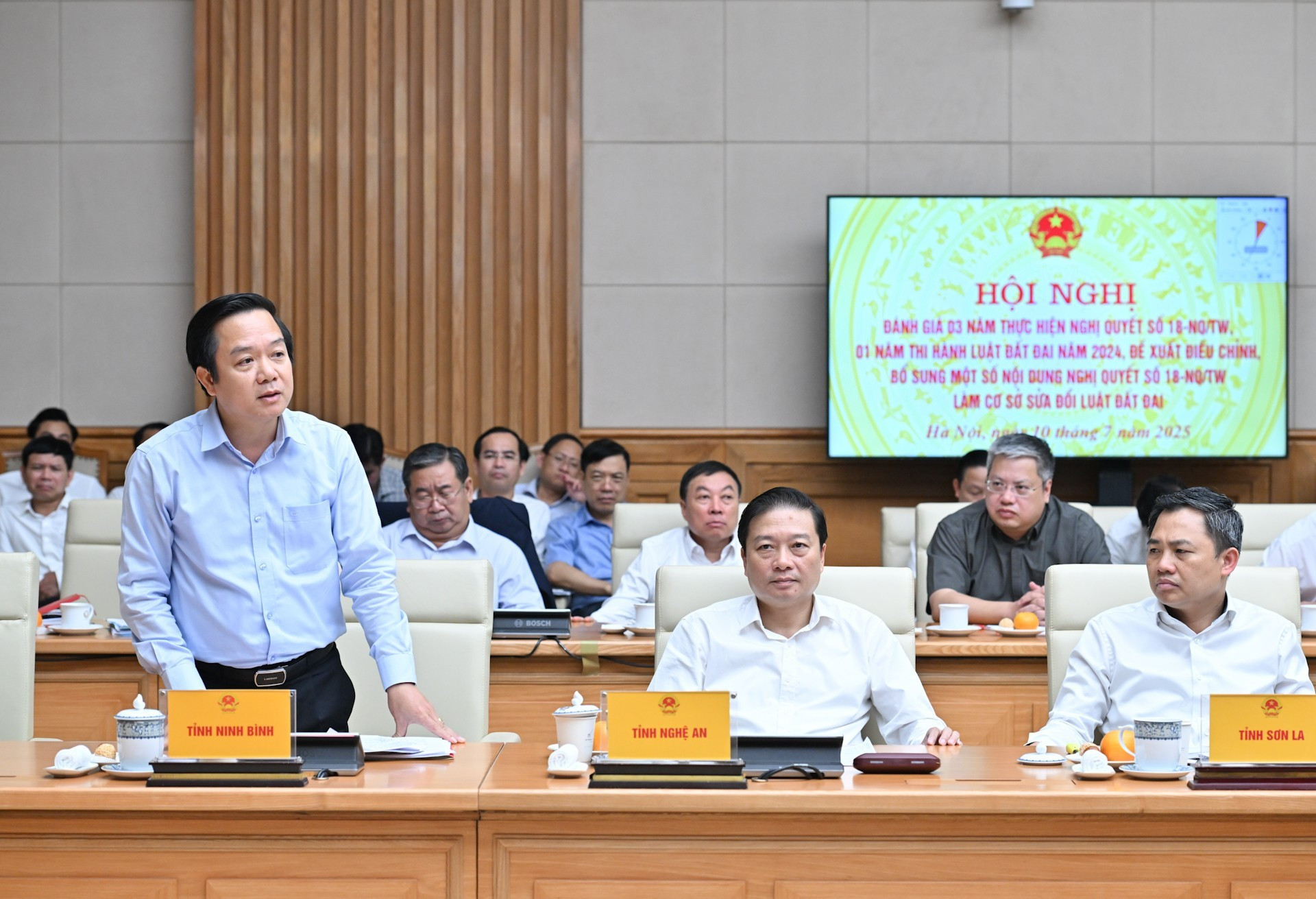 El presidente del Comité Popular de Ninh Binh, Pham Quang Ngoc, habla en el evento. El presidente del Comité Popular de Ninh Binh, Pham Quang Ngoc, habla en el evento.