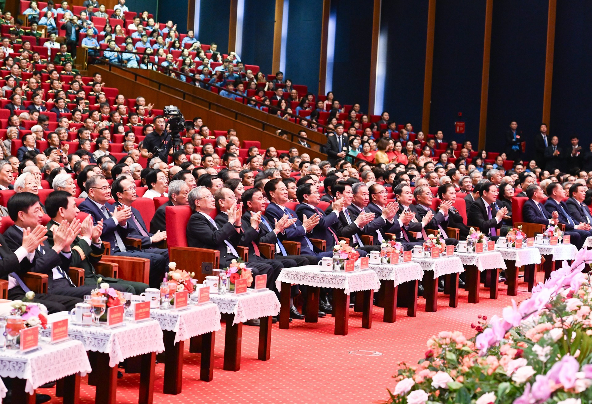 El secretario general del PCV, To Lam, junto con dirigentes y exdirigentes del Partido y del Estado, así como otros delegados, en la ceremonia. El secretario general del PCV, To Lam, junto con dirigentes y exdirigentes del Partido y del Estado, así como otros delegados, en la ceremonia.