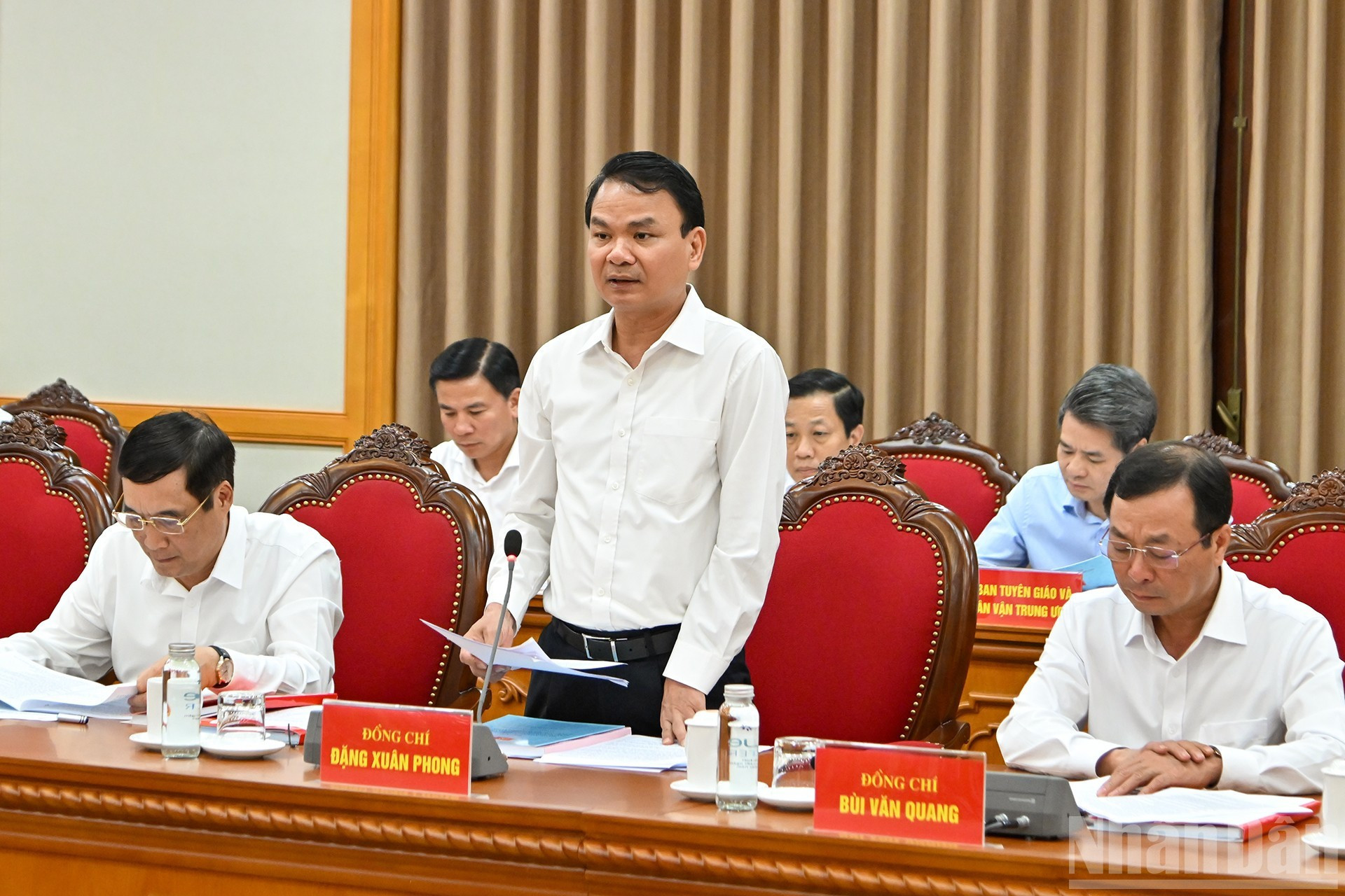 El secretario del Comité del Partido de Phu Tho, Dang Xuan Phong, interviene en la reunión. El secretario del Comité del Partido de Phu Tho, Dang Xuan Phong, interviene en la reunión.
