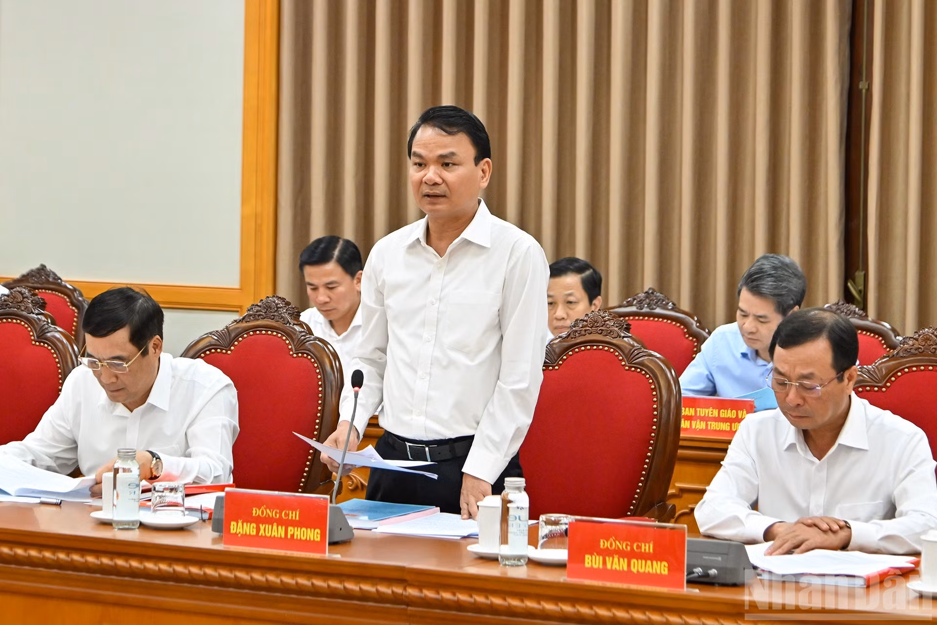 El secretario del Comité del Partido de Phu Tho, Dang Xuan Phong, interviene en la reunión.