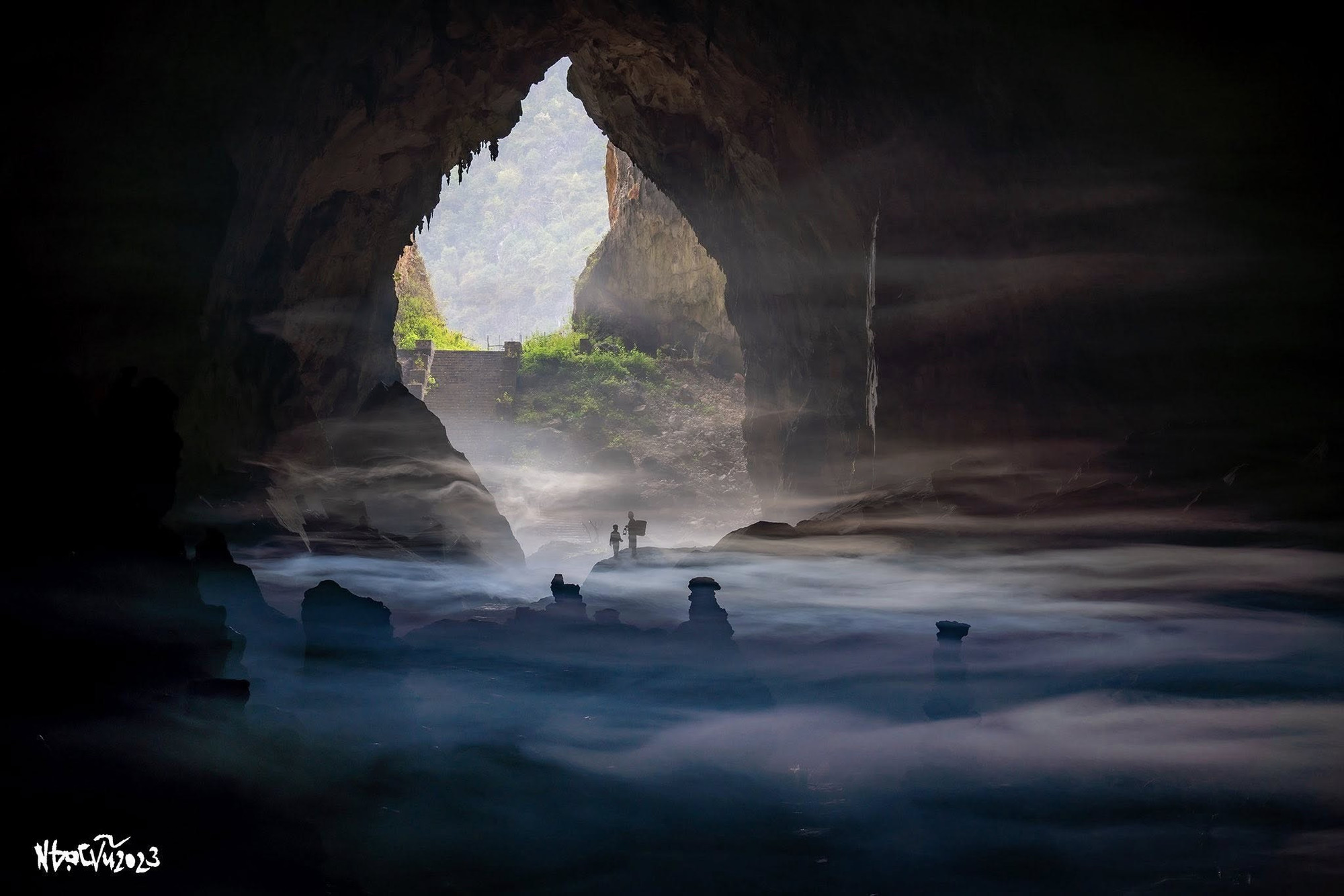 La belleza celestial de la cueva Hang May en la meseta rocosa de Dong Van