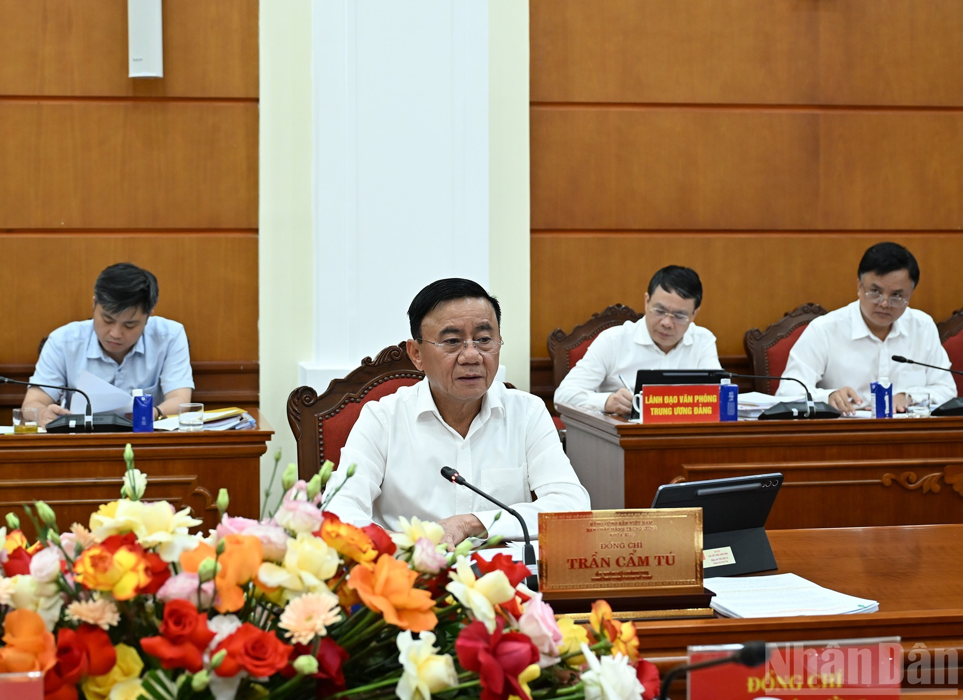 El miembro permanente del Secretariado, Tran Cam Tu, habla en la reunión con la Junta Permanente del Comité del Partido de Vinh Long. El miembro permanente del Secretariado, Tran Cam Tu, habla en la reunión con la Junta Permanente del Comité del Partido de Vinh Long.