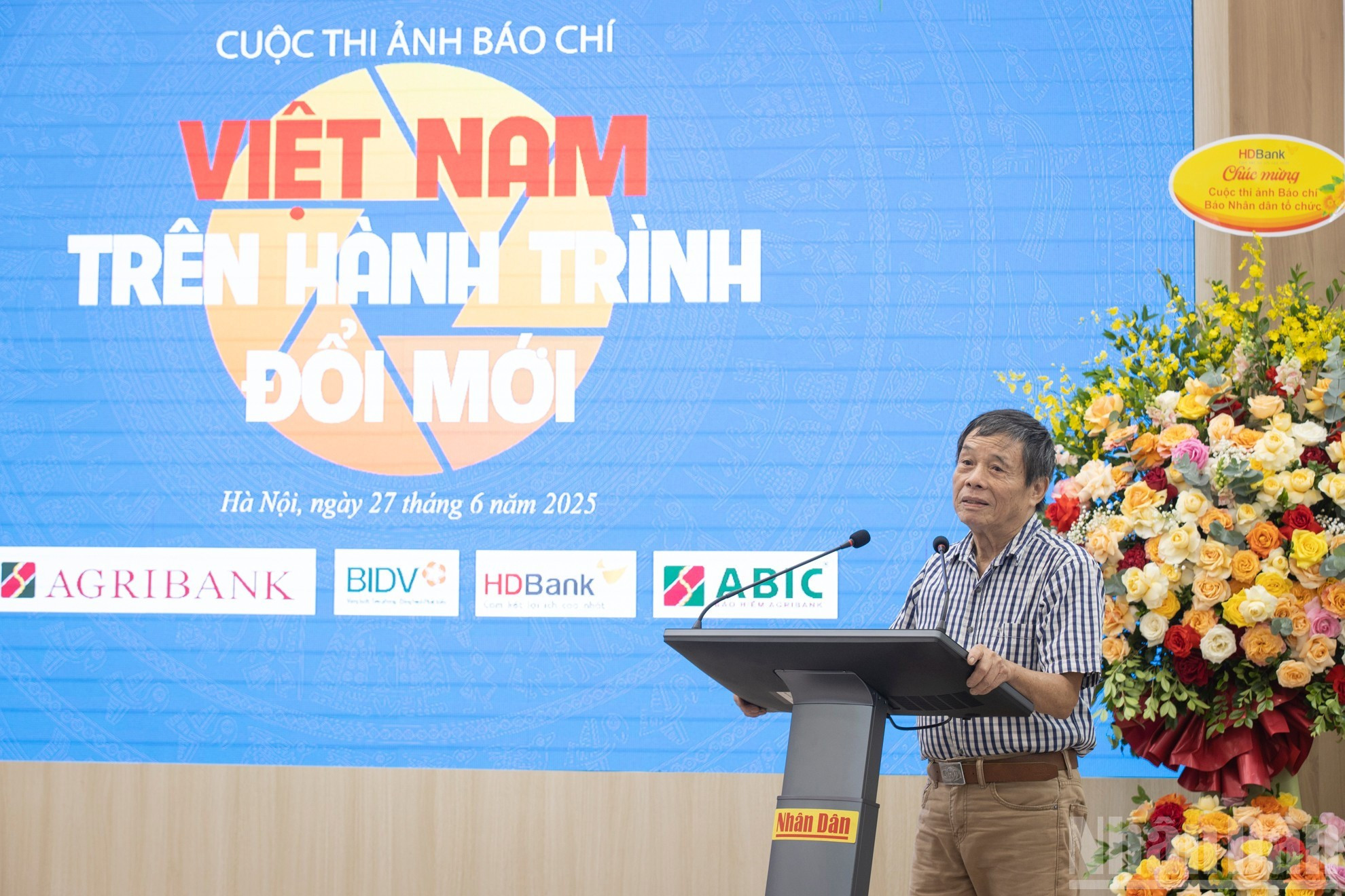 El crítico y teórico de fotografía, periodista Vu Huyen, interviene en el acto.