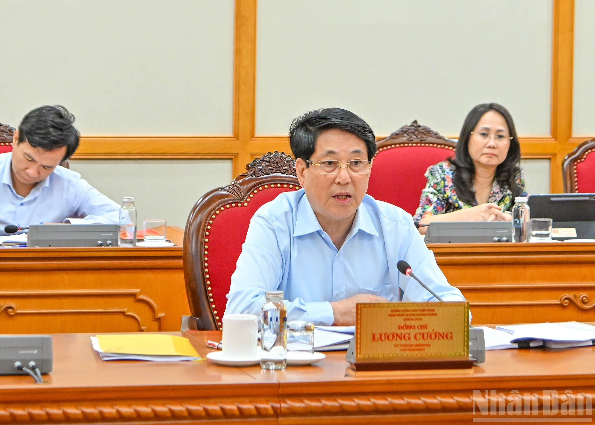 El presidente Luong Cuong interviene en la reunión con la Junta Permanente del Comité del Partido de Dong Nai. El presidente Luong Cuong interviene en la reunión con la Junta Permanente del Comité del Partido de Dong Nai.