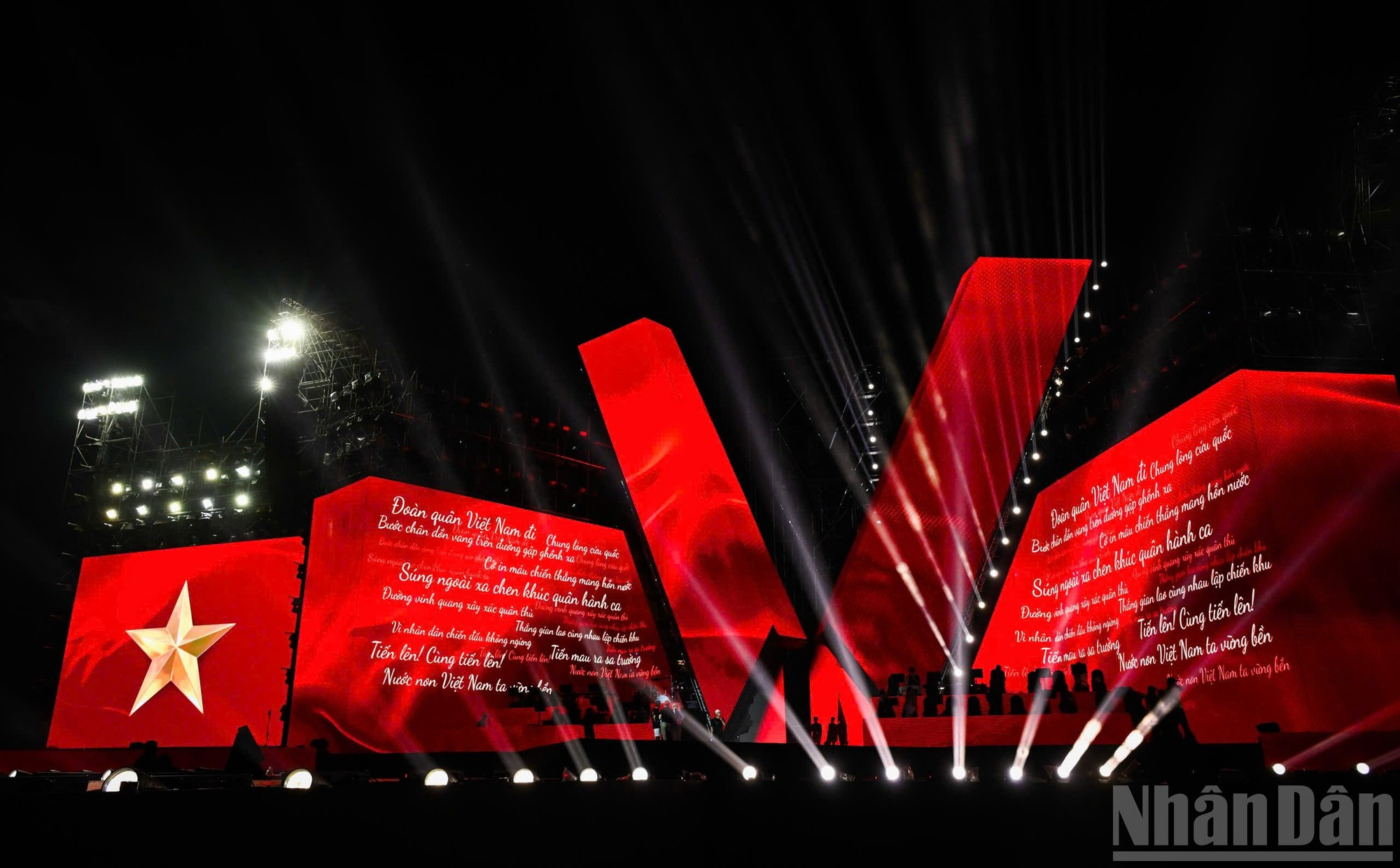 La letra del himno nacional de Vietnam se proyectará en la pantalla, para iniciar el momento más emotivo del programa. La letra del himno nacional de Vietnam se proyectará en la pantalla, para iniciar el momento más emotivo del programa.