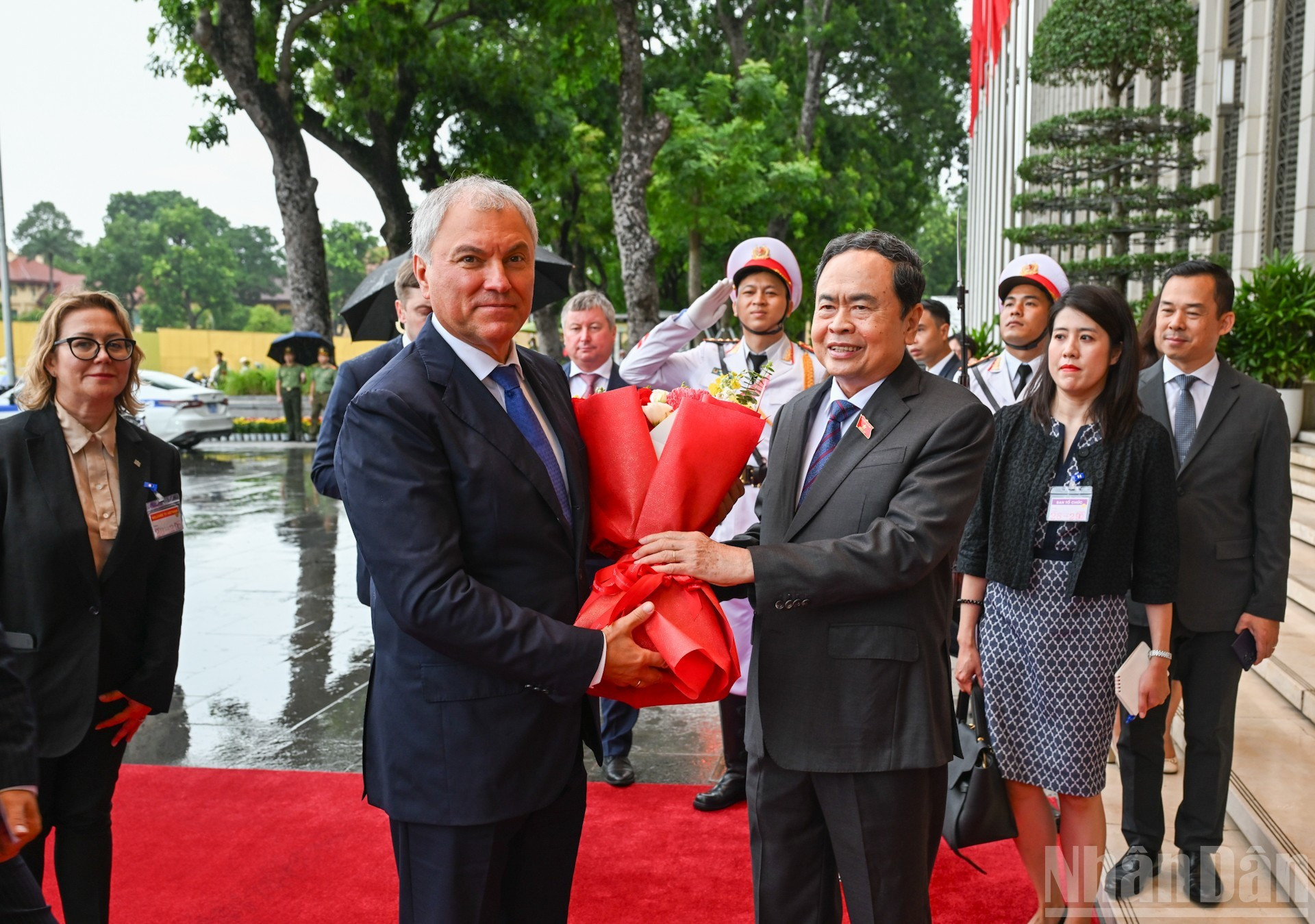 Tran Thanh Man entrega flores de bienvenida al dirigente parlamentario ruso. Tran Thanh Man entrega flores de bienvenida al dirigente parlamentario ruso.