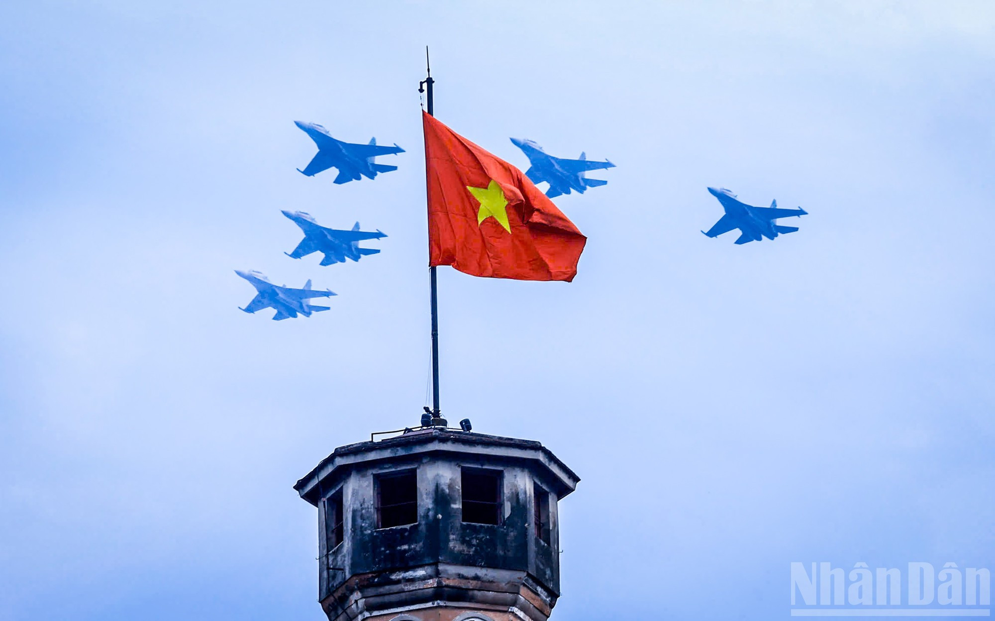 Cinco cazas Su-30MK2 sobrevuelan la Torre de la Bandera de Hanoi en unas impresionantes imágenes. Cinco cazas Su-30MK2 sobrevuelan la Torre de la Bandera de Hanoi en unas impresionantes imágenes.