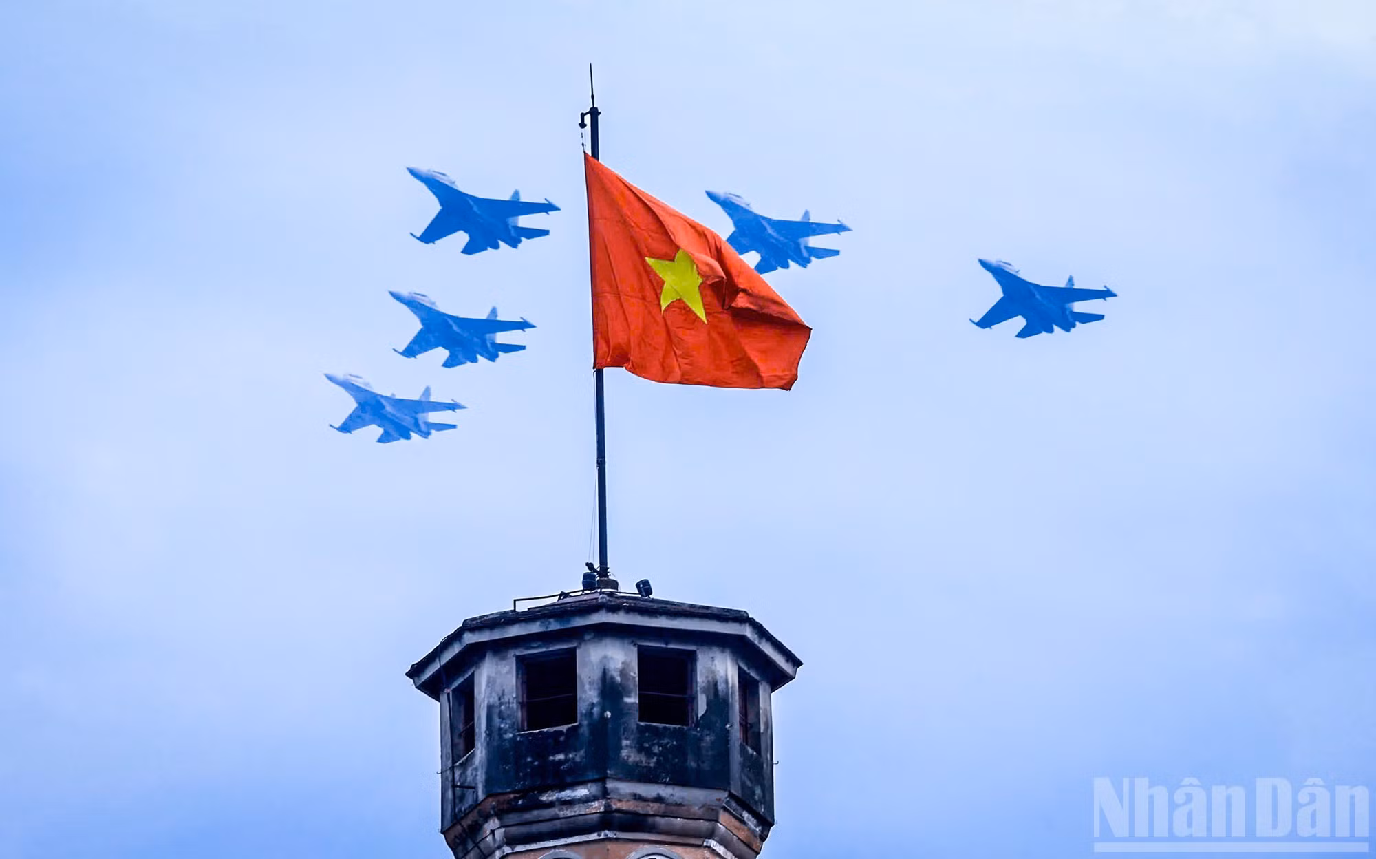 Cinco cazas Su-30MK2 sobrevuelan la Torre de la Bandera de Hanoi en unas impresionantes imágenes.
