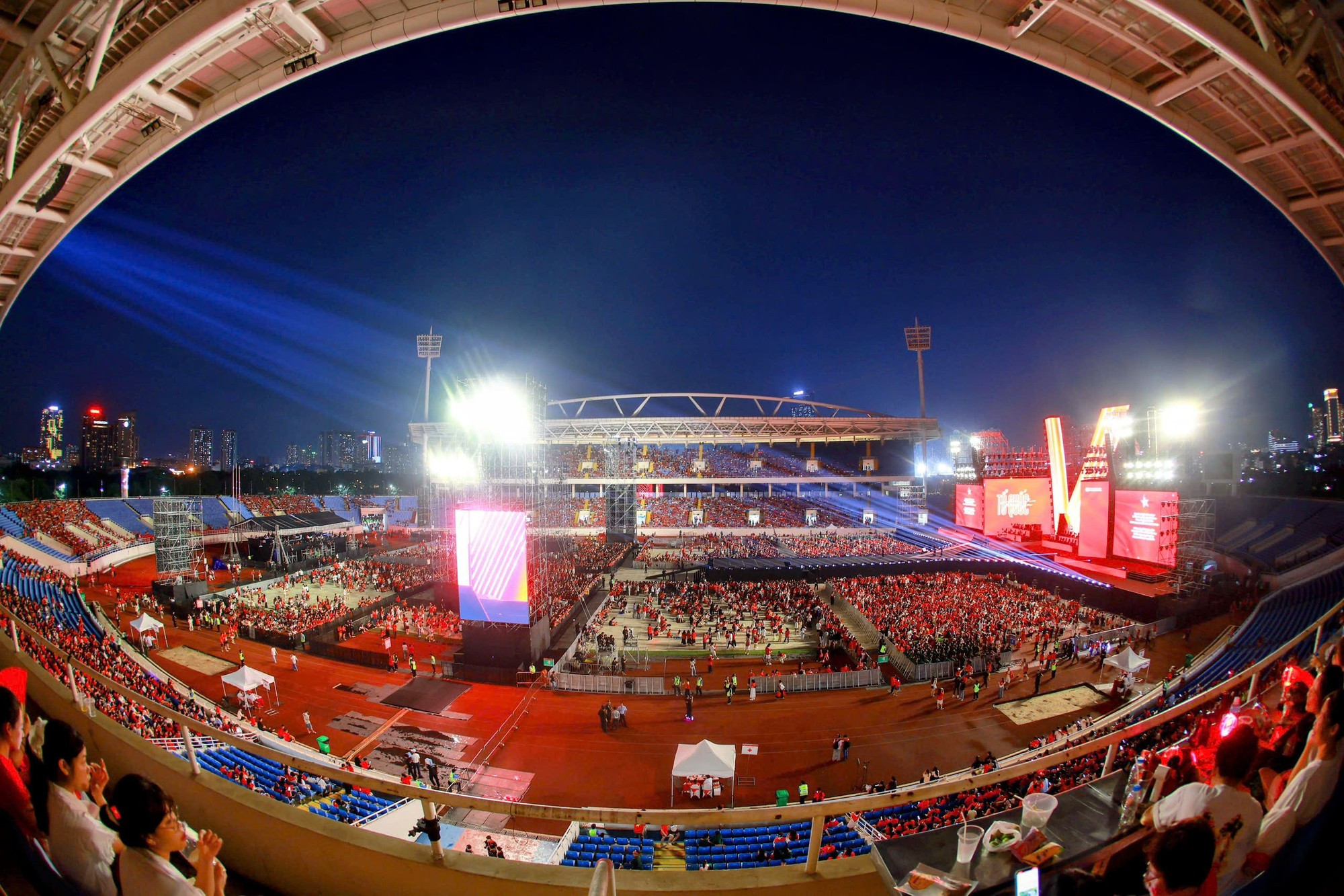 Vista panorámica del estadio My Dinh antes de la inauguración del programa.