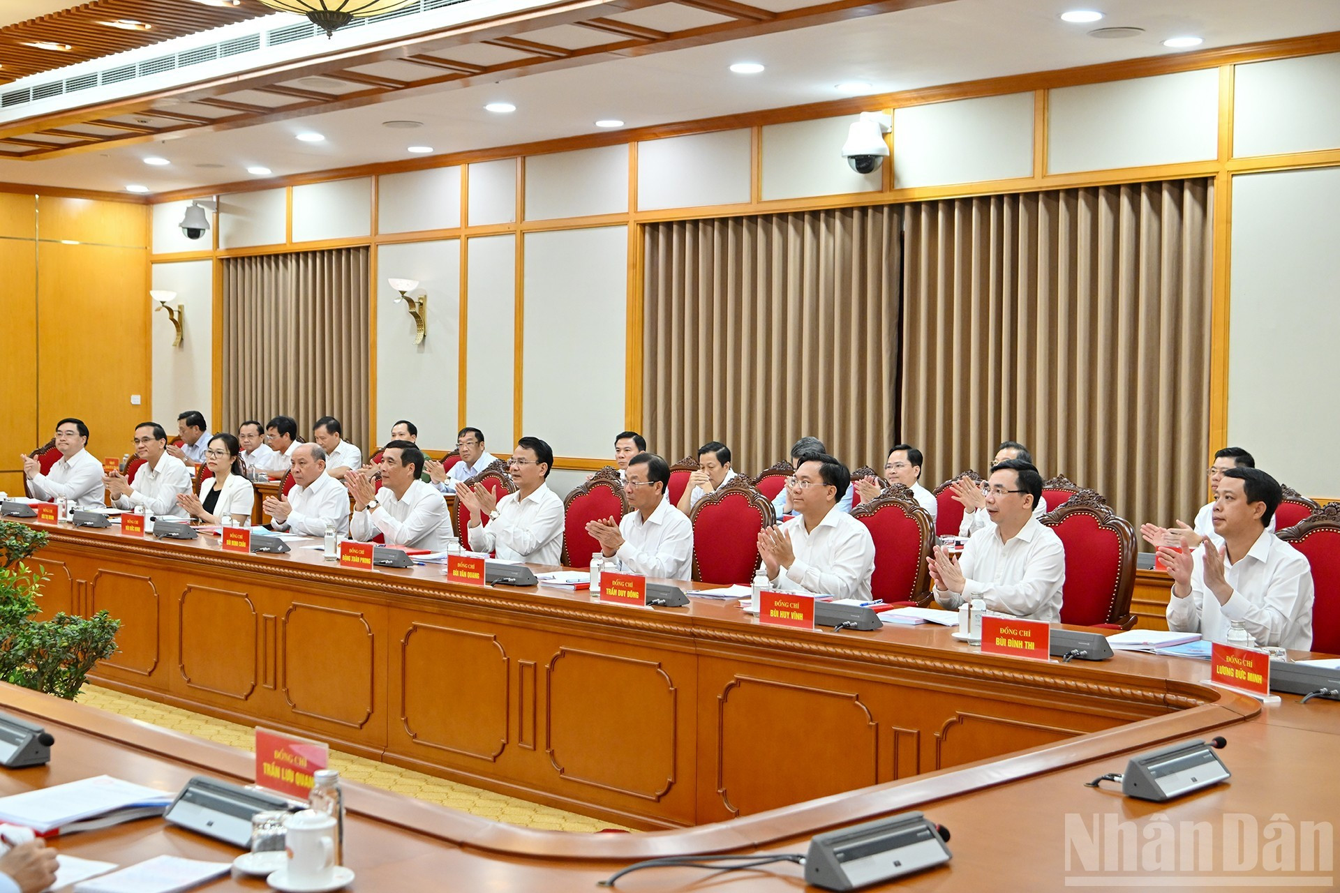 Los miembros de la Junta Permanente del Comité del Partido de Phu Tho en la reunión. Los miembros de la Junta Permanente del Comité del Partido de Phu Tho en la reunión.
