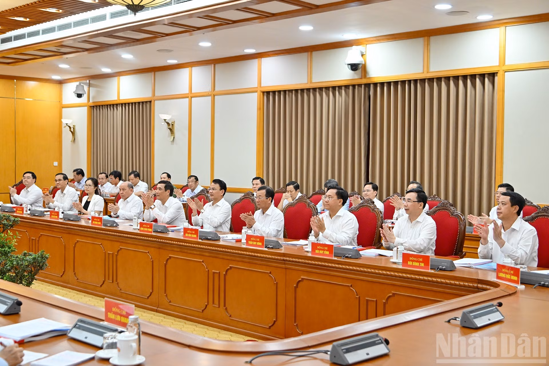 Los miembros de la Junta Permanente del Comité del Partido de Phu Tho en la reunión.