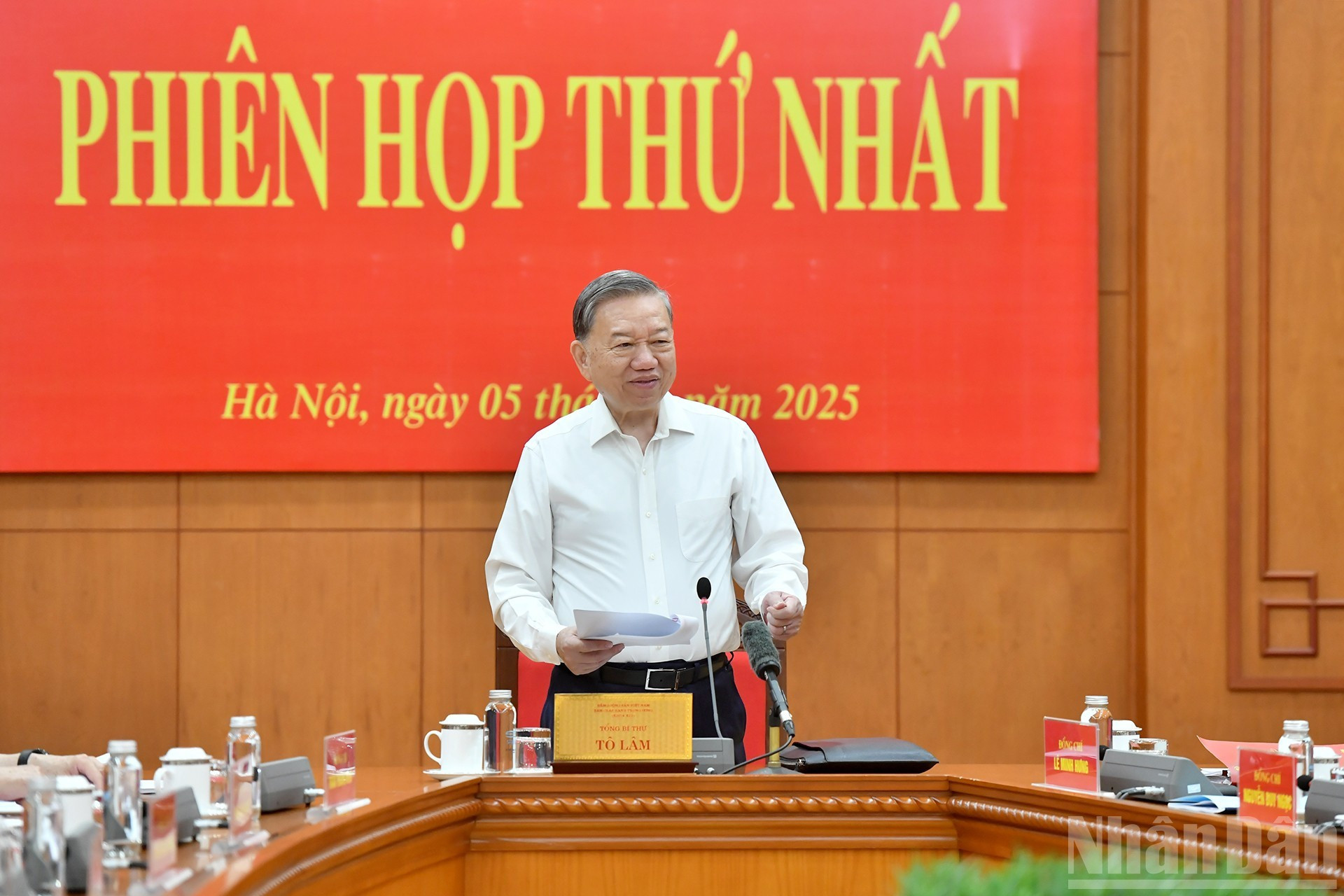 To Lam pronuncia un discurso de orientación en la reunión.