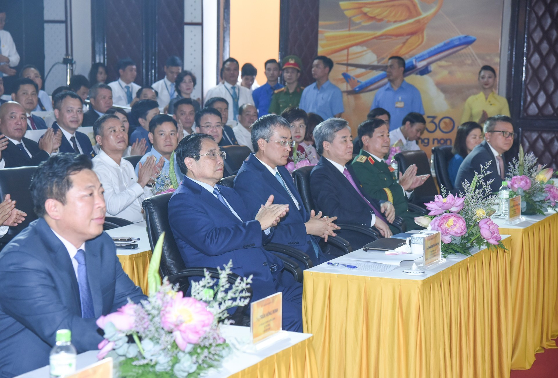 El primer ministro Pham Minh Chinh y los delegados en la ceremonia.
