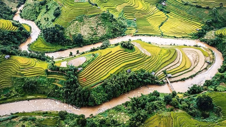 Los campos en terrazas serpentean junto a los arroyos cristalinos.