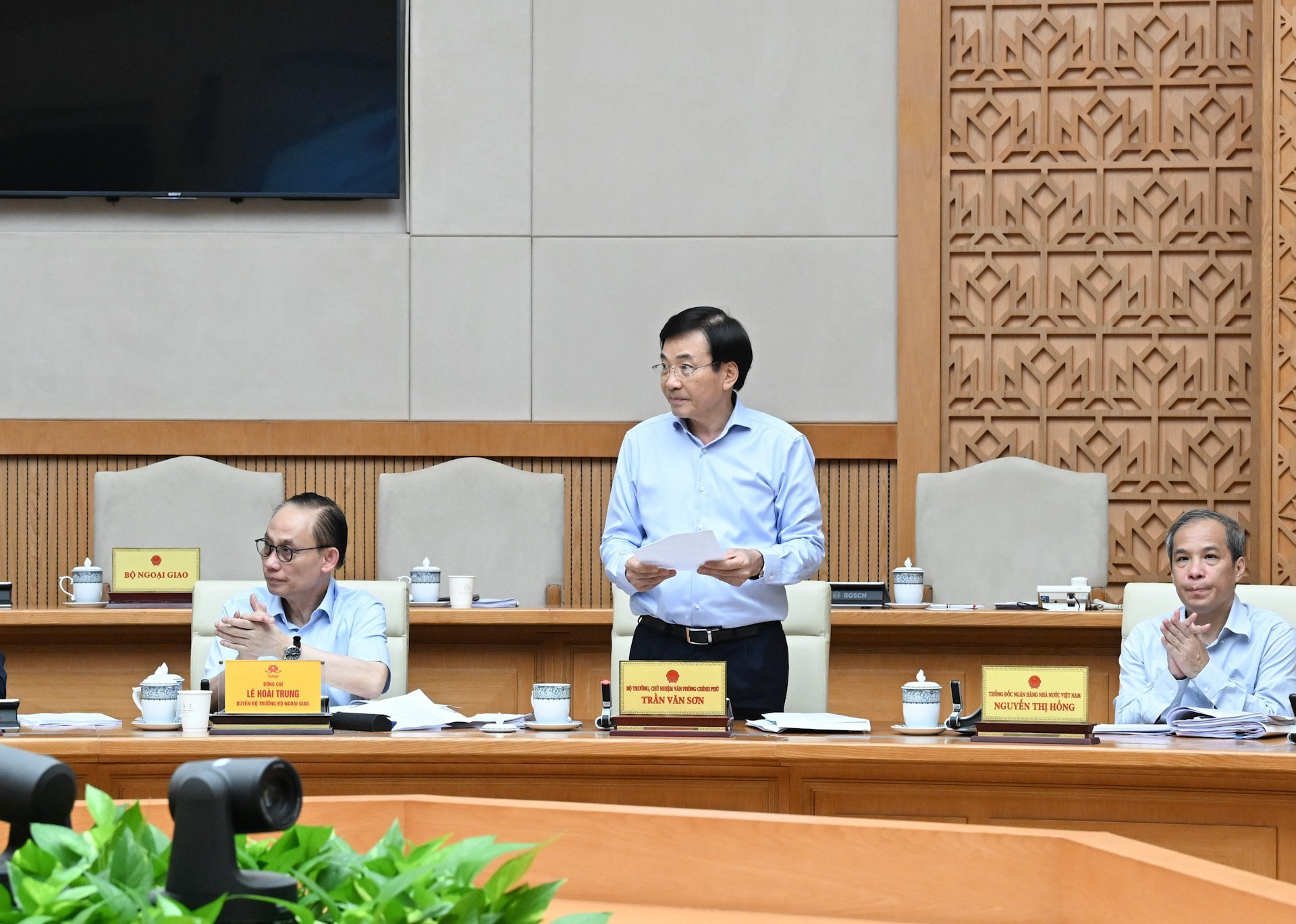 El ministro y jefe de la Oficina del Gobierno, Tran Van Son, interviene en la reunión.