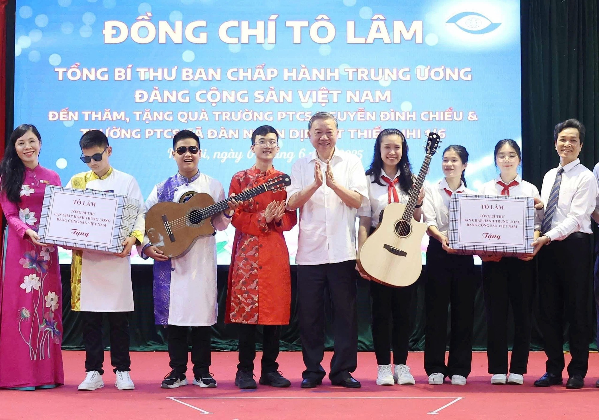 El dirigente partidista entrega obsequios a profesores y estudiantes de las escuelas especiales Nguyen Dinh Chieu y Xa Dan. (Foto: Thong Nhat/VNA) El dirigente partidista entrega obsequios a profesores y estudiantes de las escuelas especiales Nguyen Dinh Chieu y Xa Dan. (Foto: Thong Nhat/VNA)