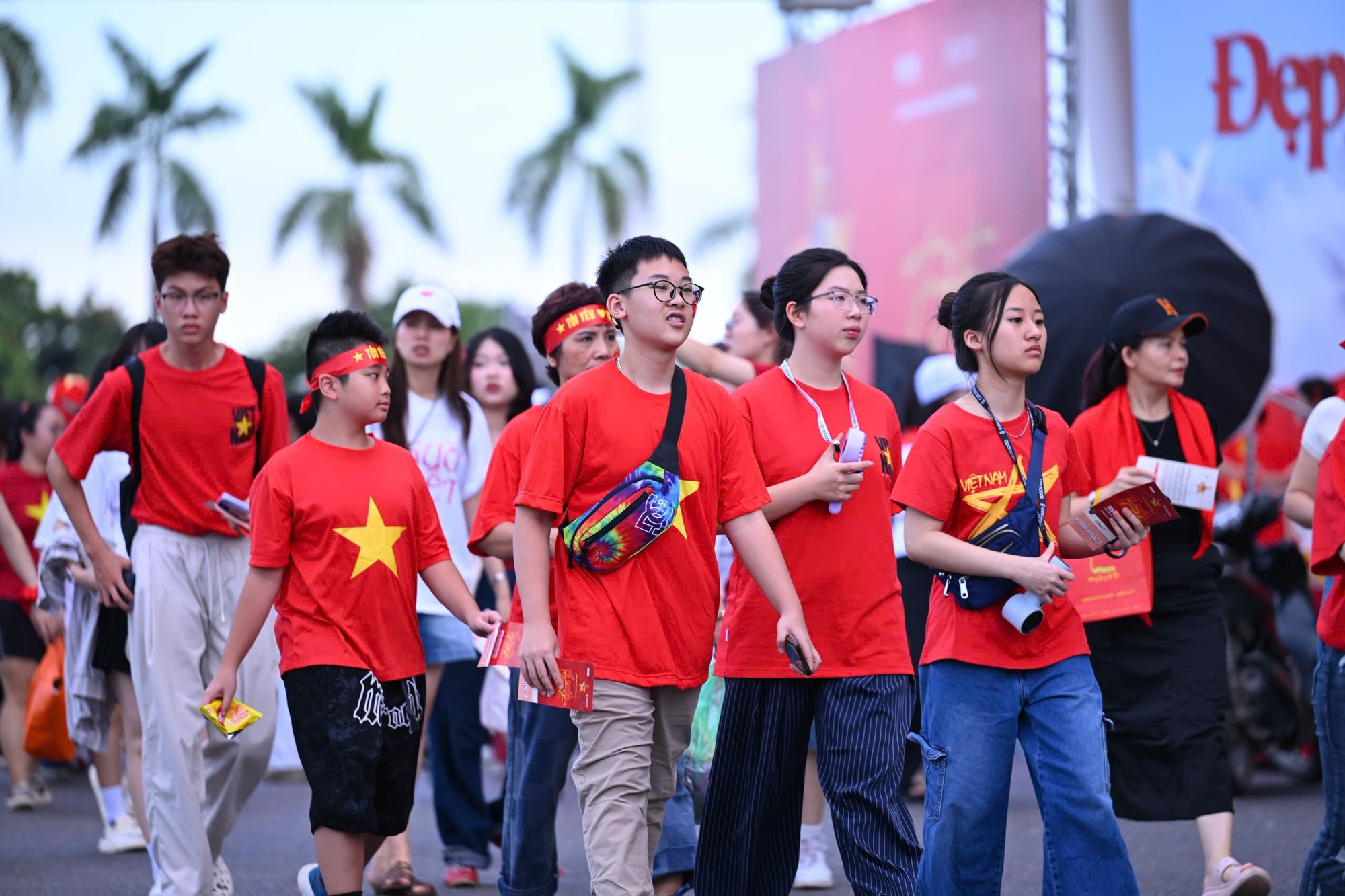 Cada vez más gente se dirige al estadio My Dinh. La mayoría viste camisetas rojas con la estrella amarilla para integrarse en la velada especial. Cada vez más gente se dirige al estadio My Dinh. La mayoría viste camisetas rojas con la estrella amarilla para integrarse en la velada especial.