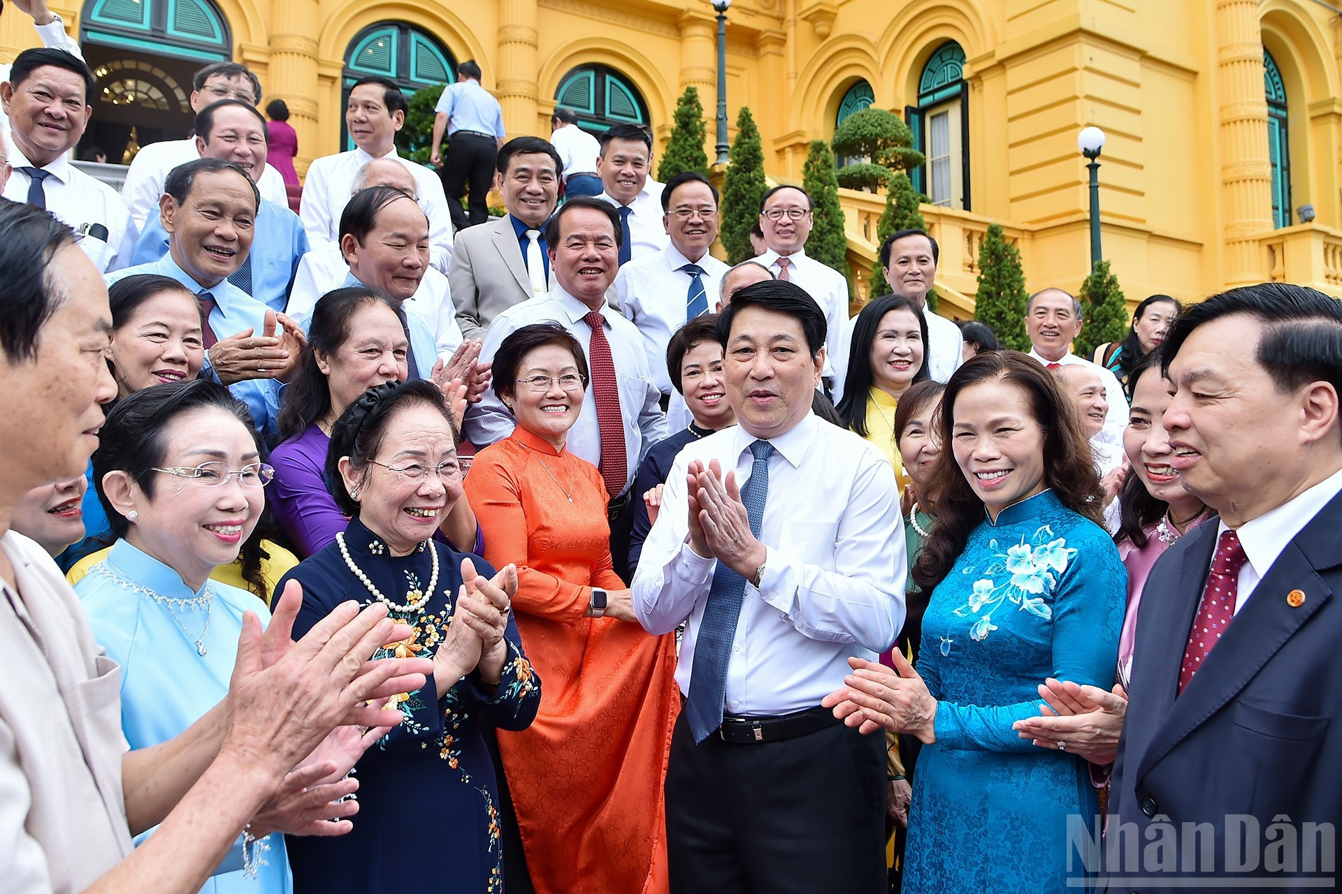 El presidente Luong Cuong y los delegados.