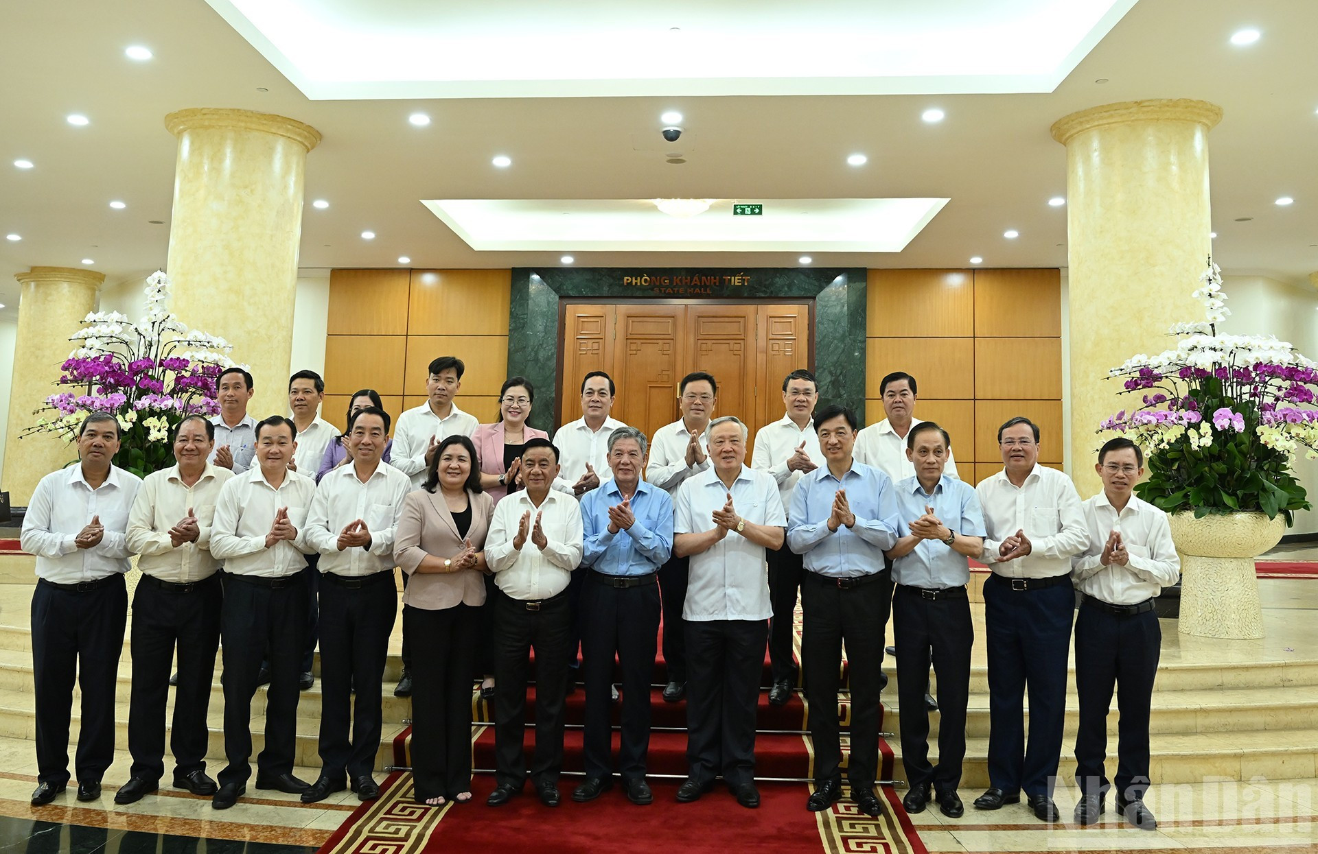 El miembro permanente del Secretariado, Tran Cam Tu, junto con miembros del Buró Político y del Secretariado y los delegados en la reunión con la Junta Permanente del Comité del Partido de Vinh Long.