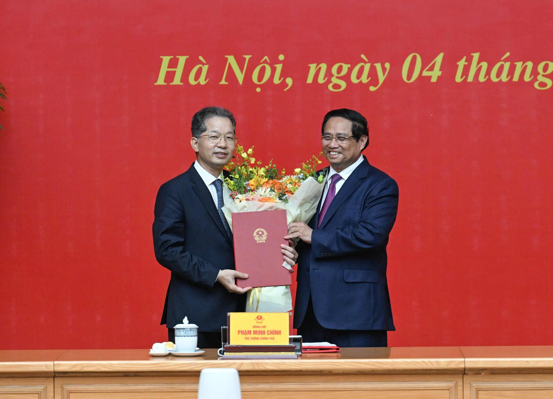 El primer ministro Pham Minh Chinh entrega la decisión de nombrar a Nguyen Van Quang, miembro del Comité Central del PCV y secretario del Comité del Partido de la ciudad de Da Nang, como viceinspector general permanente de la Inspección del Gobierno. El primer ministro Pham Minh Chinh entrega la decisión de nombrar a Nguyen Van Quang, miembro del Comité Central del PCV y secretario del Comité del Partido de la ciudad de Da Nang, como viceinspector general permanente de la Inspección del Gobierno.