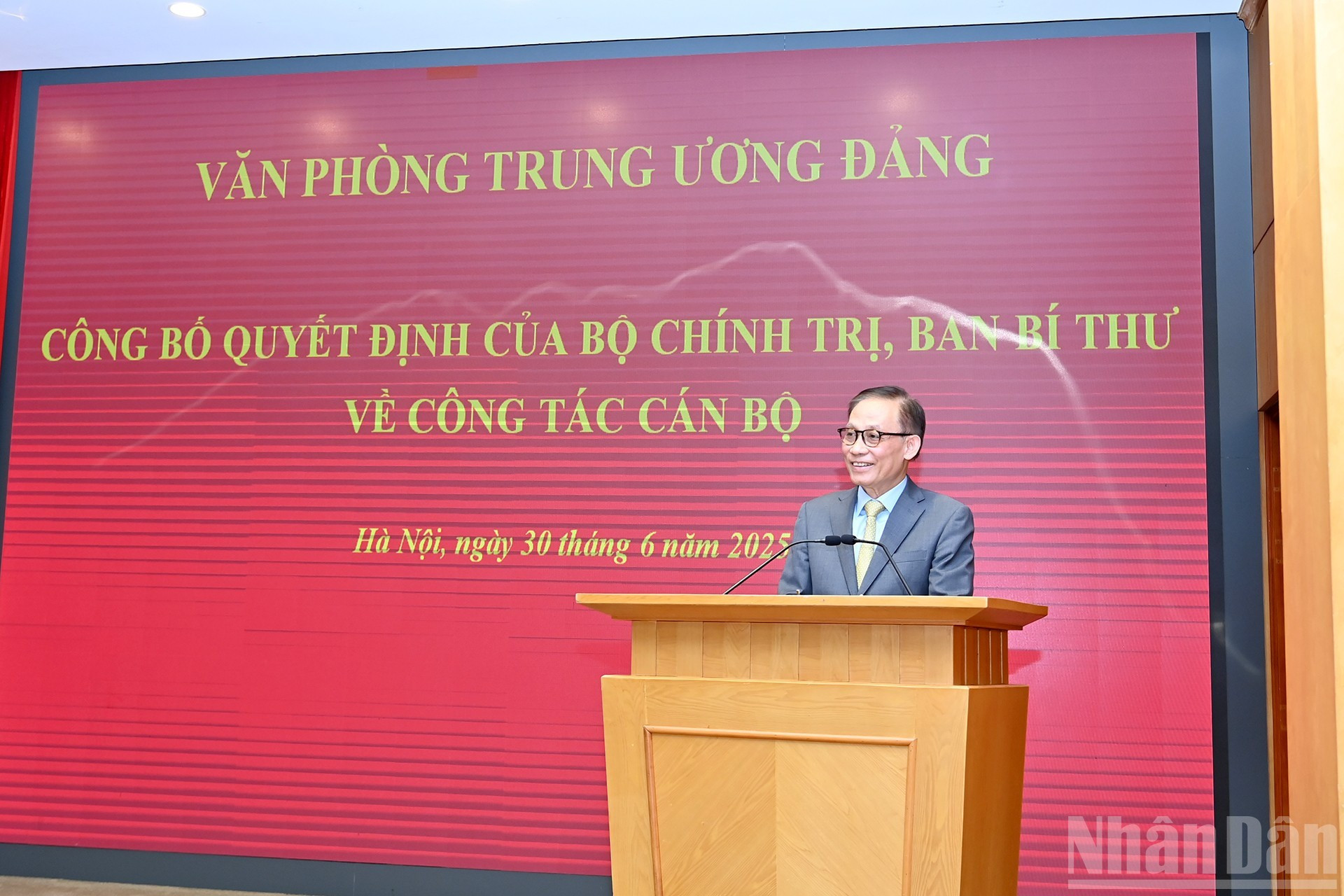 El jefe de la Oficina del Comité Central del PCV, Le Hoai Trung, interviene en el acto.