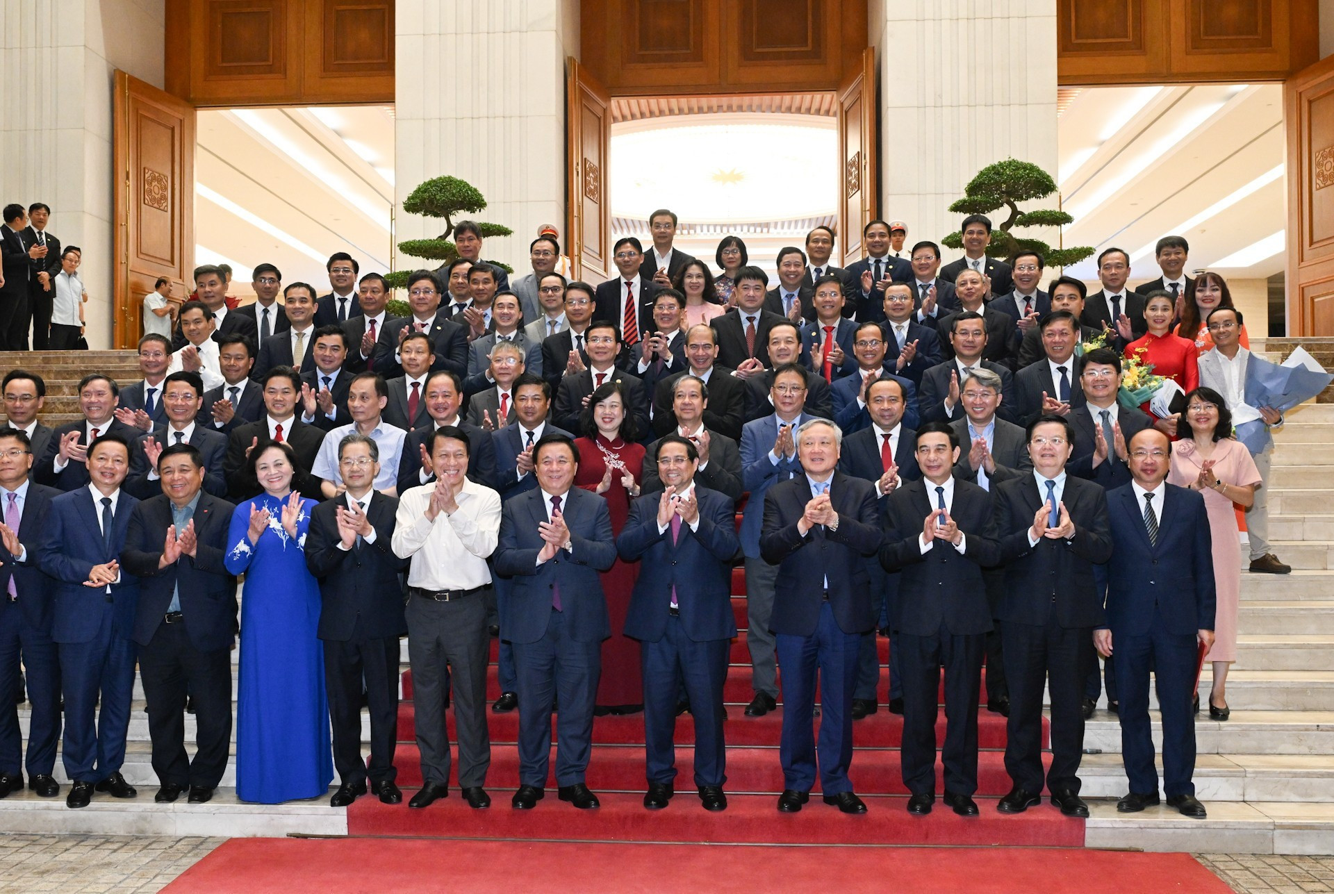 El primer ministro Pham Minh Chinh y los delegados en la ceremonia. El primer ministro Pham Minh Chinh y los delegados en la ceremonia.