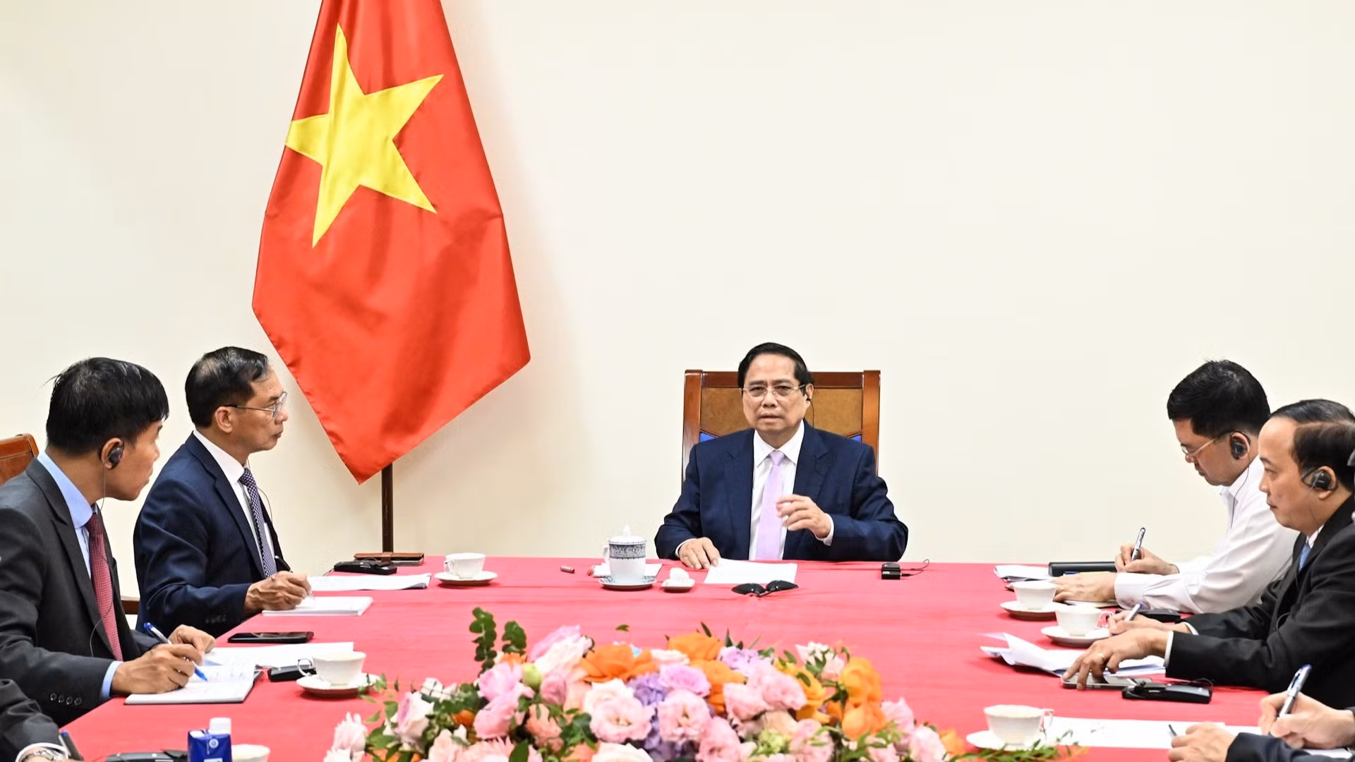 [Foto] Primer ministro vietnamita sostiene conversación telefónica con su homólogo malasio