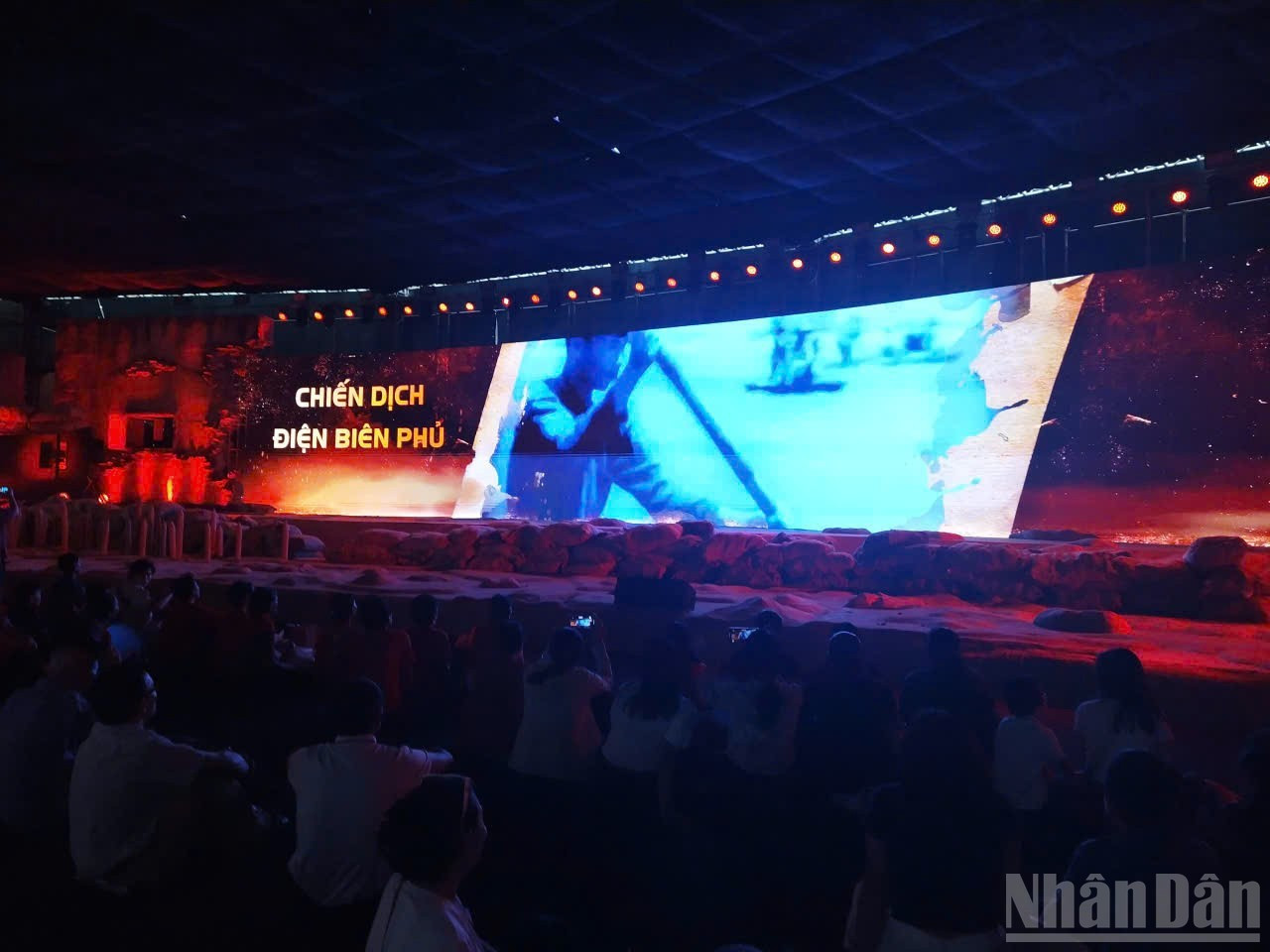 Los visitantes recorren la zona 3, que recrea las principales campañas militares dirigidas por el Partido Comunista de Vietnam y el Presidente Ho Chi Minh que culminaron en la histórica victoria de Dien Bien Phu, una hazaña que “resonó en los cinco continentes y sacudió el mundo”.