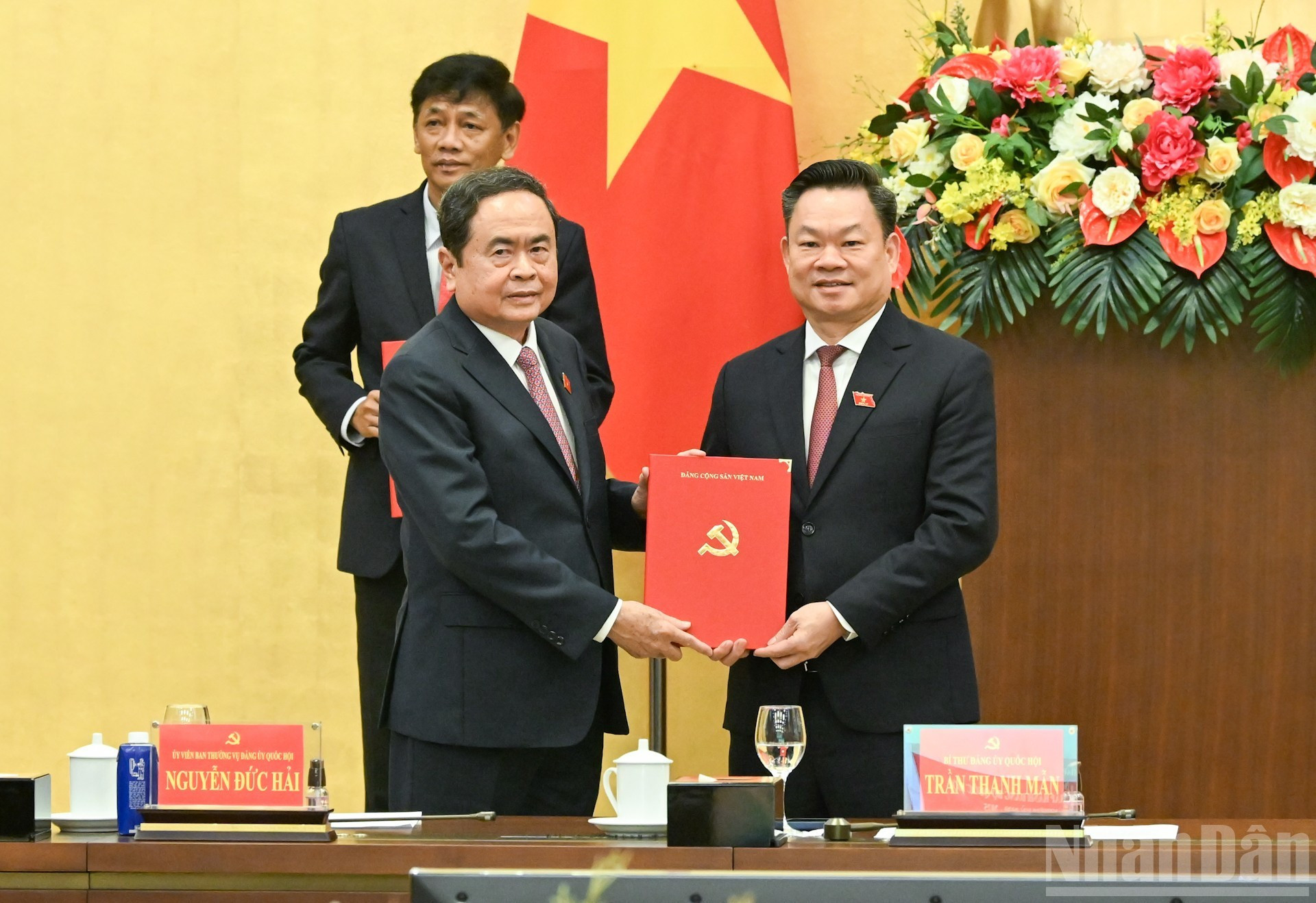 El dirigente legislativo entrega la decisión a Hoang Duy Chinh. El dirigente legislativo entrega la decisión a Hoang Duy Chinh.