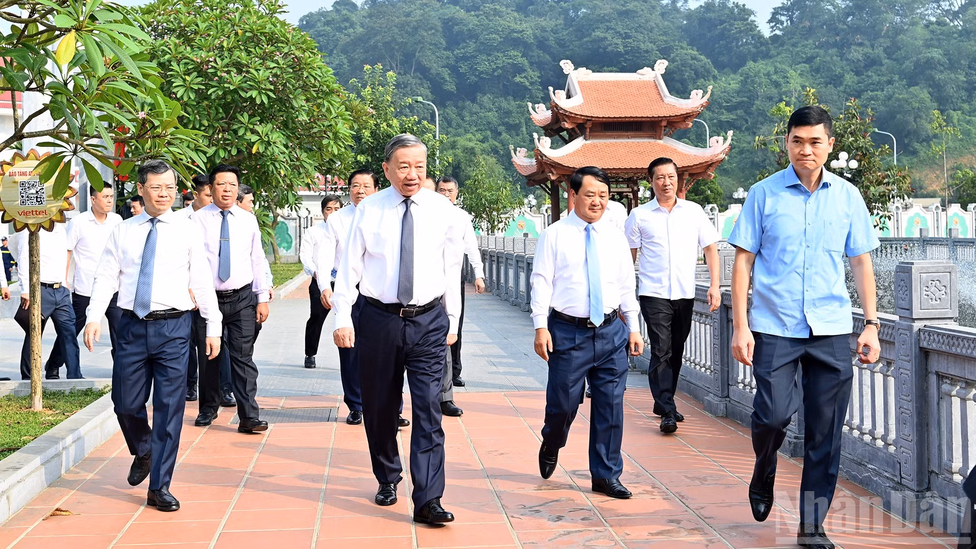 [Foto] Líder partidista ofrece inciensos en memoria del Presidente Ho Chi Minh y de los predecesores revolucionarios