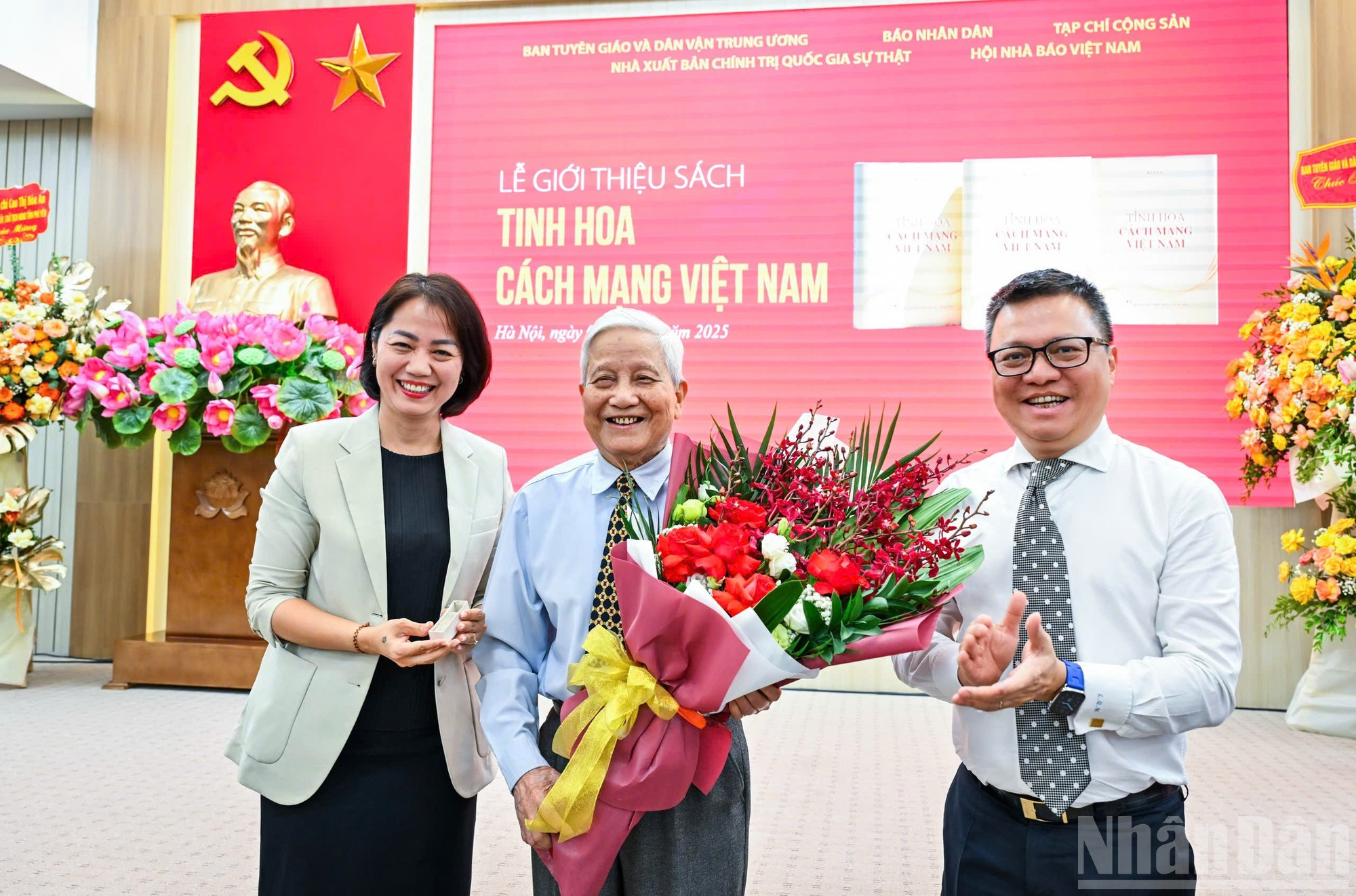 El periodista Ha Dang entrega objetos históricos relacionados con el Periódico Nhan Dan al Museo de la Prensa de Vietnam. El periodista Ha Dang entrega objetos históricos relacionados con el Periódico Nhan Dan al Museo de la Prensa de Vietnam.