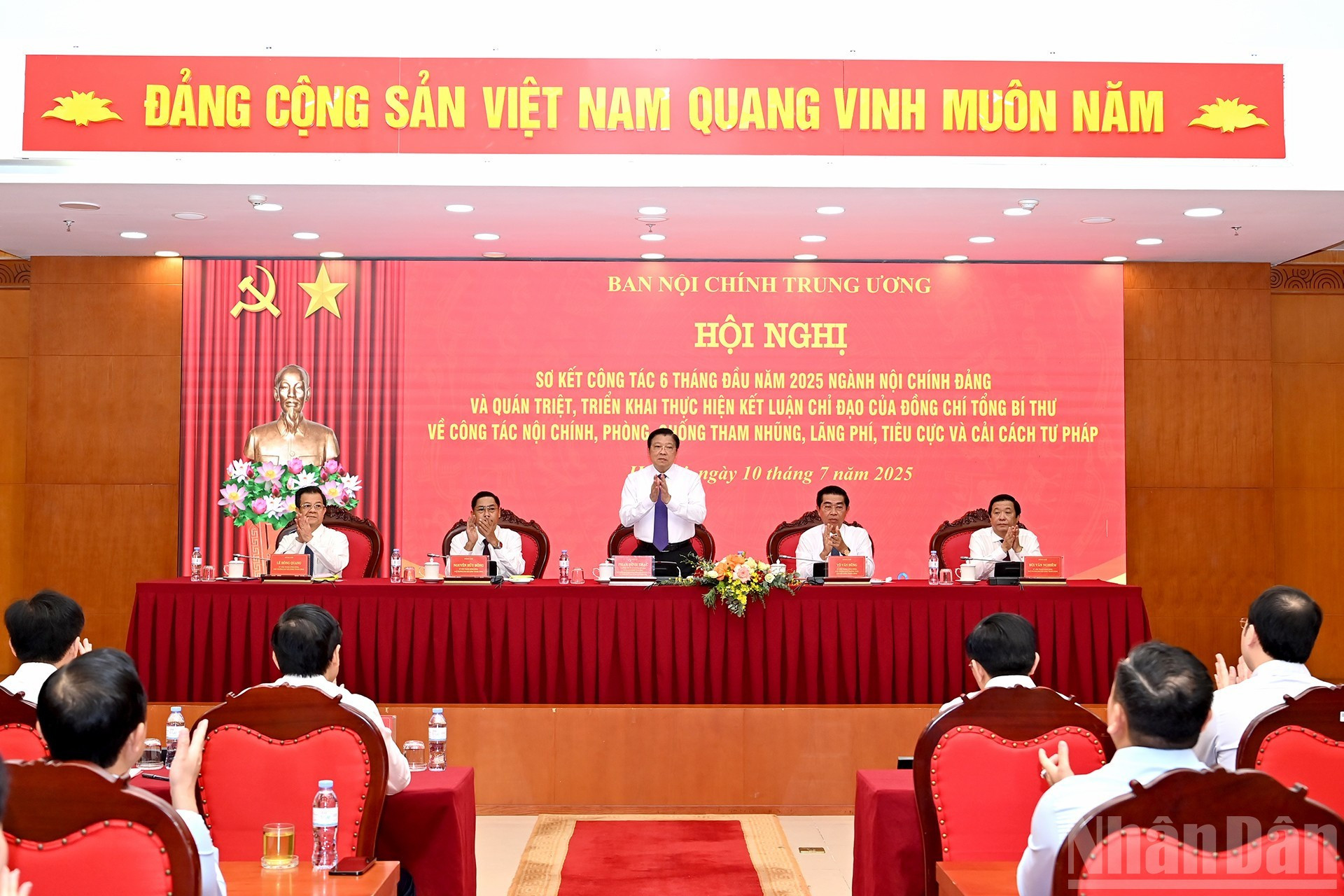 El jefe de la Comisión de Asuntos Internos del CC del PCV, Phan Dinh Trac, y los subjefes de la comisión presiden la conferencia.