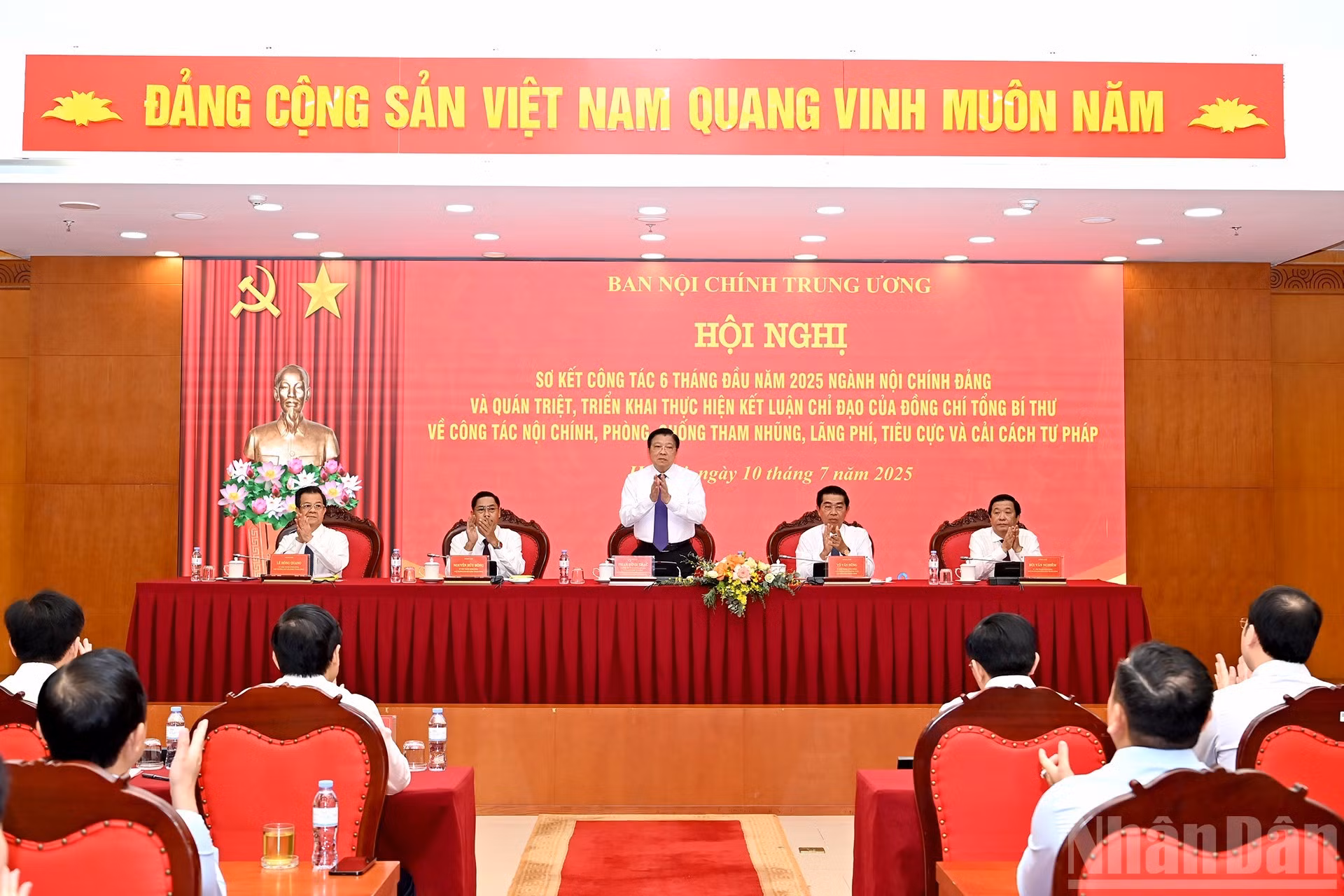 El jefe de la Comisión de Asuntos Internos del CC del PCV, Phan Dinh Trac, y los subjefes de la comisión presiden la conferencia.