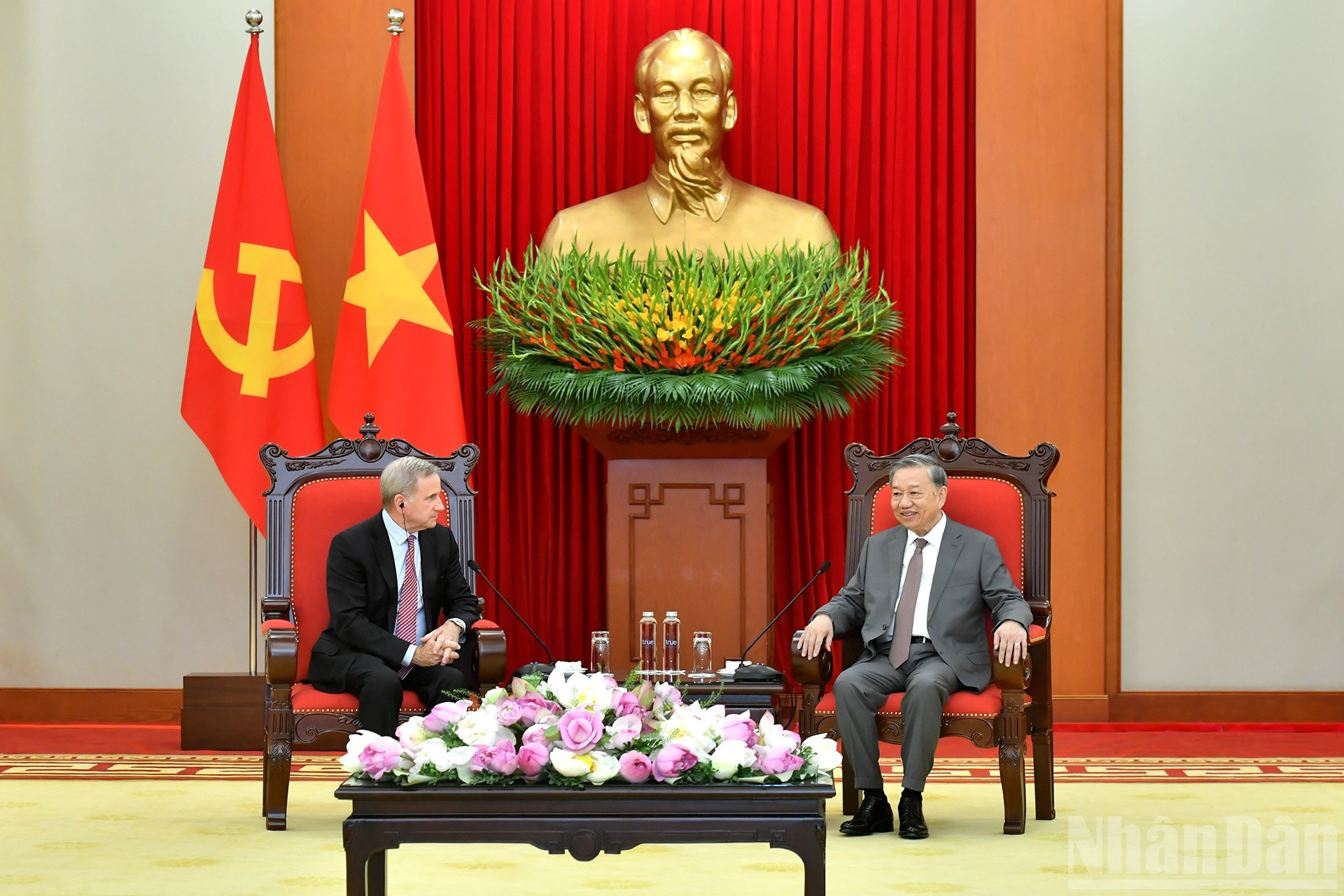 El líder partidista vietnamita recibe a Alex Rogers.