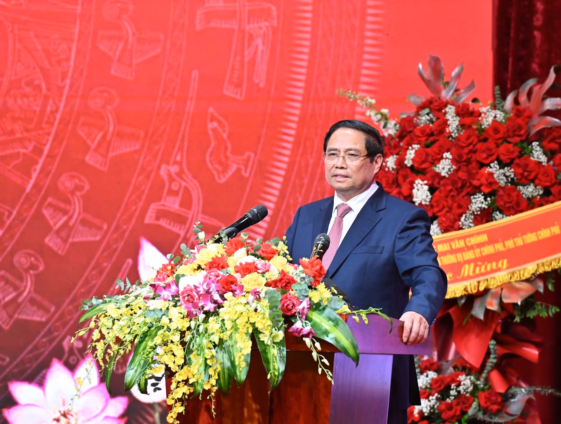 El primer ministro Pham Minh Chinh, secretario del Comité del PCV en el Gobierno, interviene en el evento.