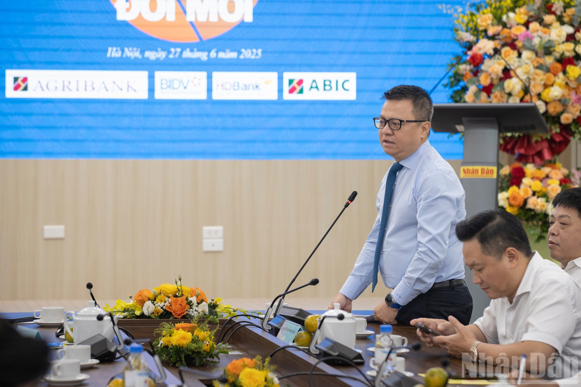 Le Quoc Minh ofrece información sobre el concurso.