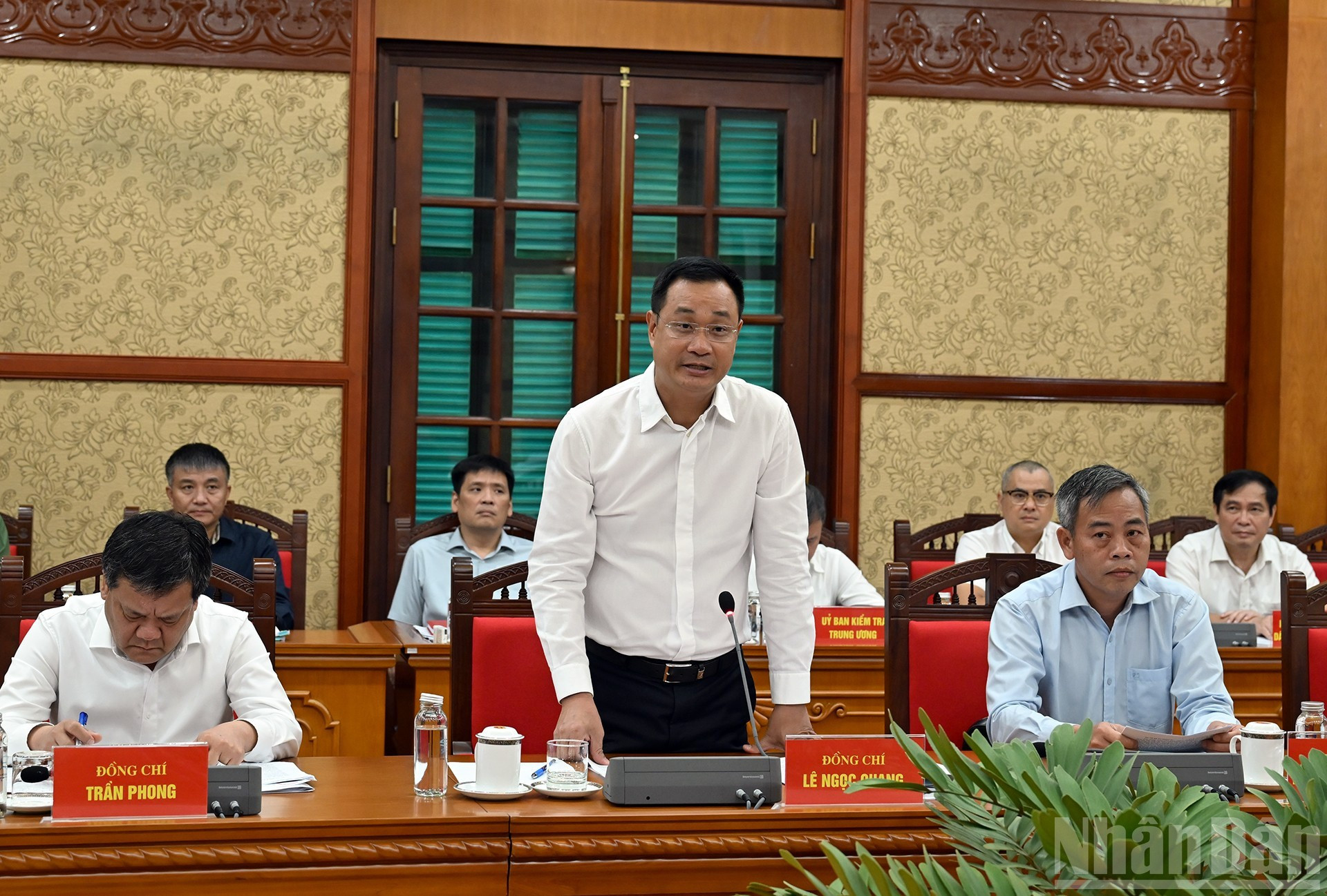 Vista general de la reuión. El secretario del Comité del Partido de Quang Tri, Le Ngoc Quang, presenta su informe en la reunión. Vista general de la reuión. El secretario del Comité del Partido de Quang Tri, Le Ngoc Quang, presenta su informe en la reunión.