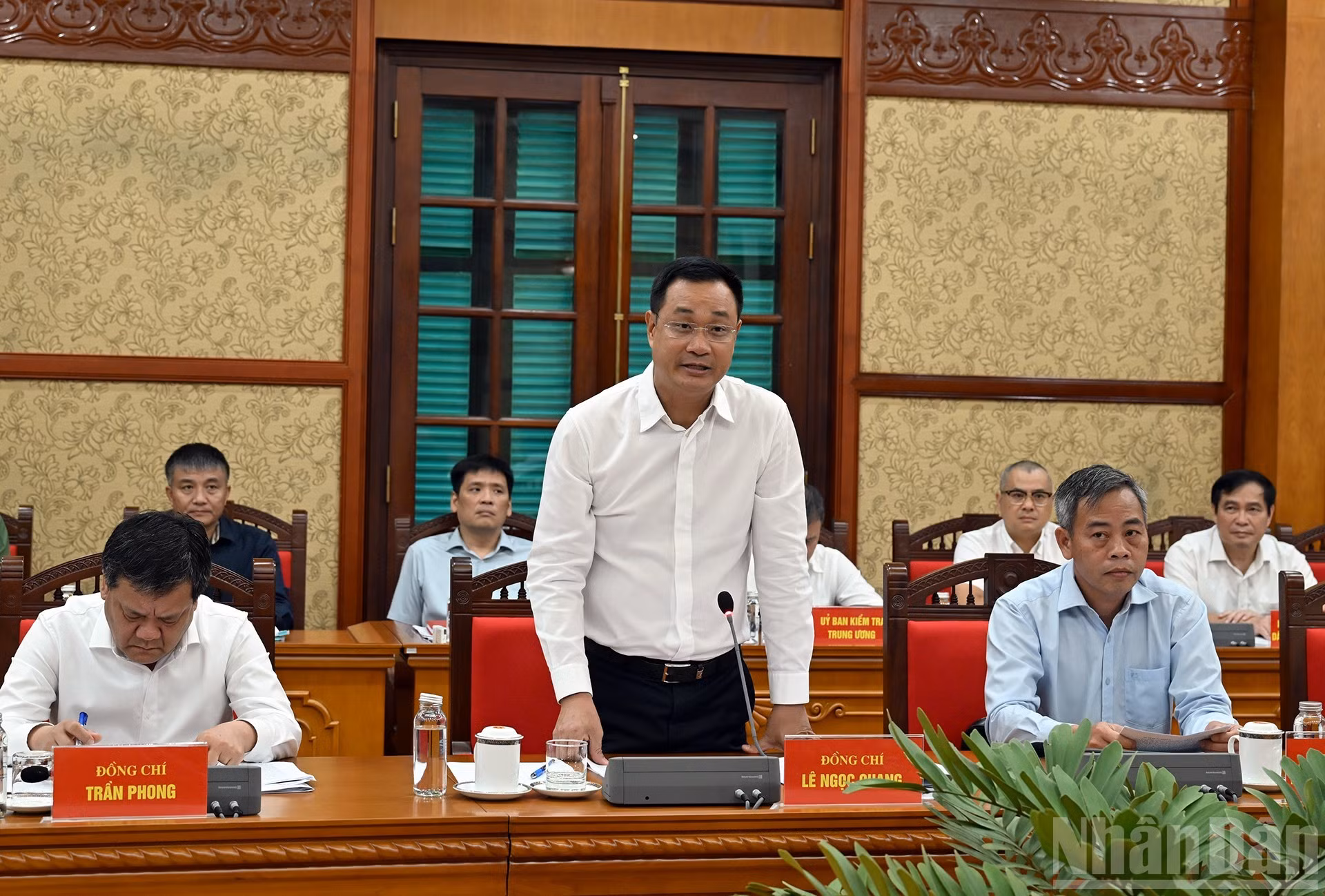 Vista general de la reuión. El secretario del Comité del Partido de Quang Tri, Le Ngoc Quang, presenta su informe en la reunión.