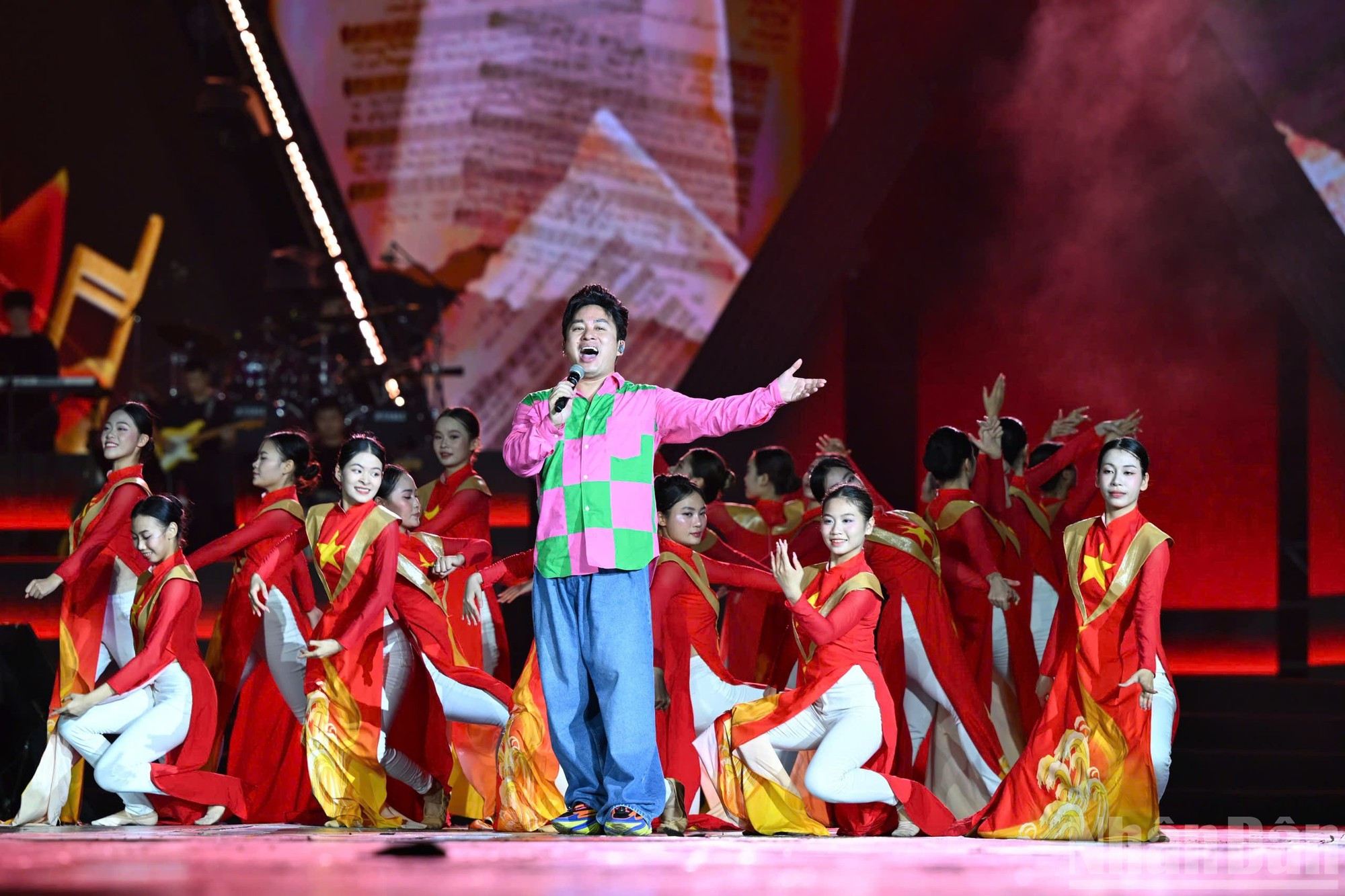 El cantante Tung Duong participa en el ensayo junto al cuerpo de baile. El cantante Tung Duong participa en el ensayo junto al cuerpo de baile.