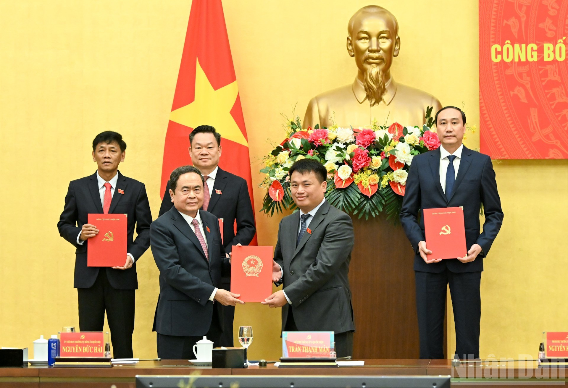 El presidente del Parlamento entrega la decisión a Dang Ngoc Huy. El presidente del Parlamento entrega la decisión a Dang Ngoc Huy.
